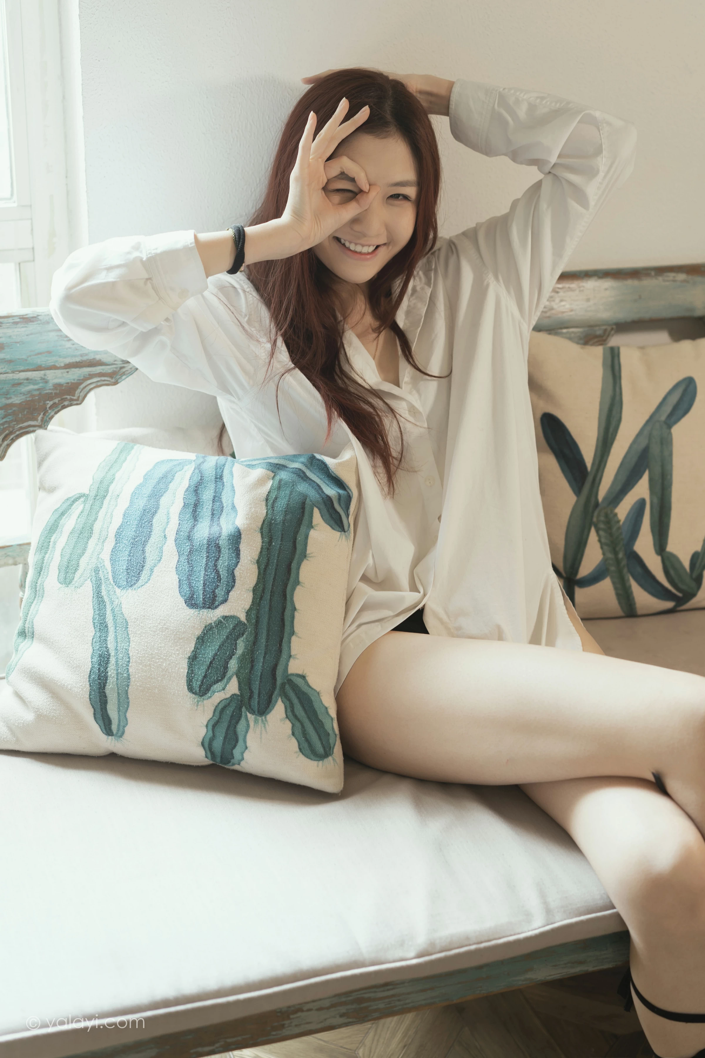 [YALAYI雅拉伊]NO.711 《礼物》 鸭鸭 白色衬衫加黑色内衣性感私房写真集第5张