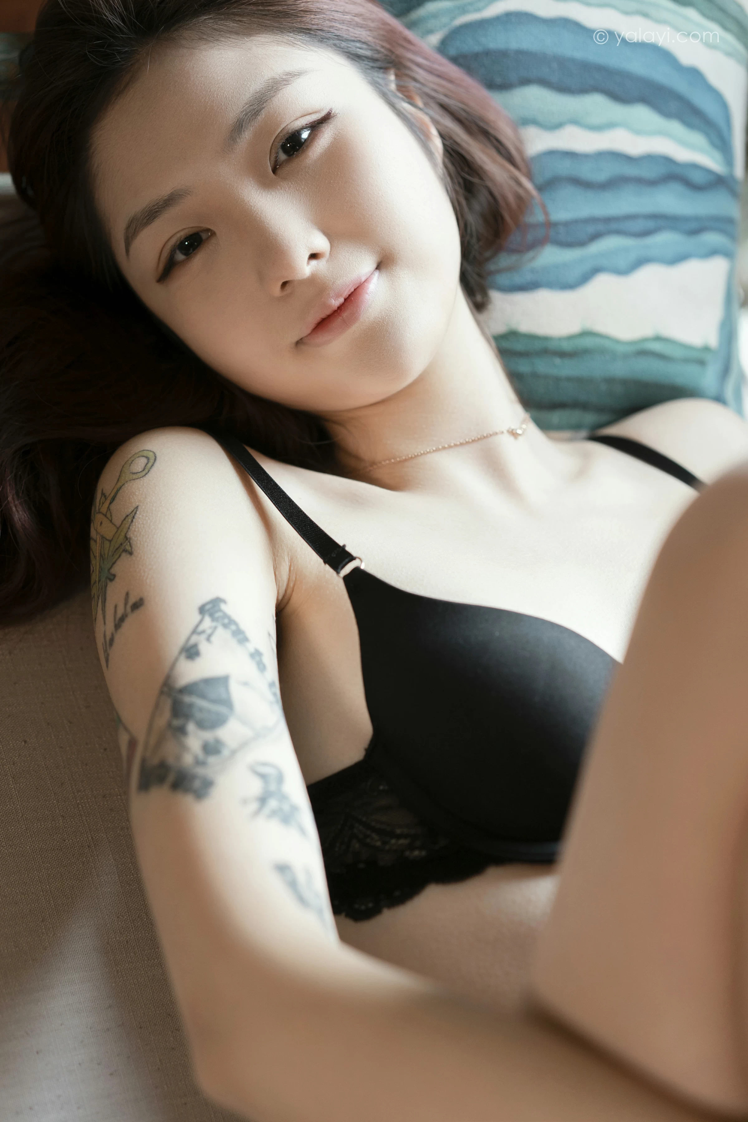 [YALAYI雅拉伊]NO.711 《礼物》 鸭鸭 白色衬衫加黑色内衣性感私房写真集第14张