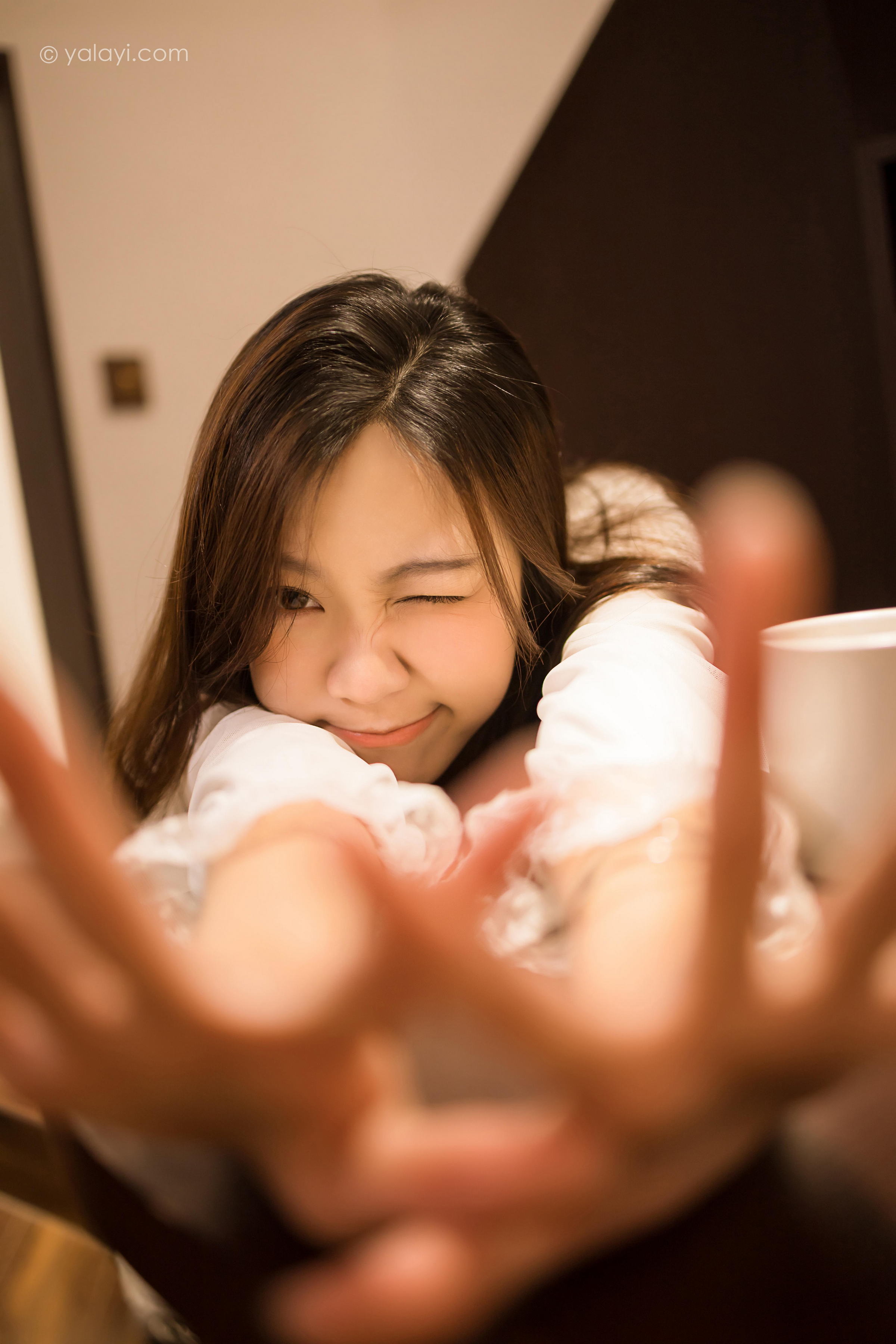 [YALAYI雅拉伊]2022.03.30 阁楼 梓瑶 白色透视睡衣裙性感写真集第14张