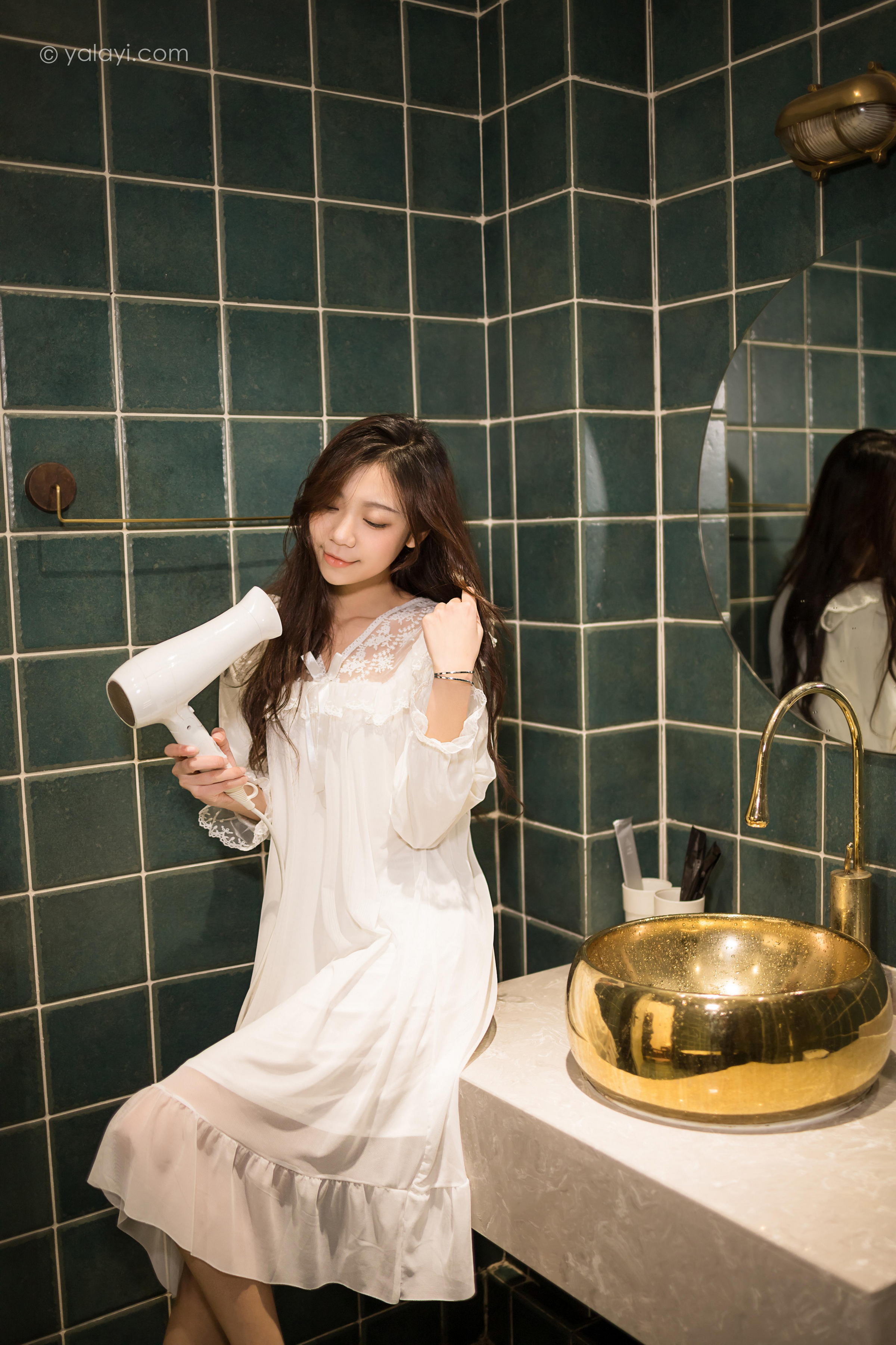 [YALAYI雅拉伊]2022.03.30 阁楼 梓瑶 白色透视睡衣裙性感写真集第2张