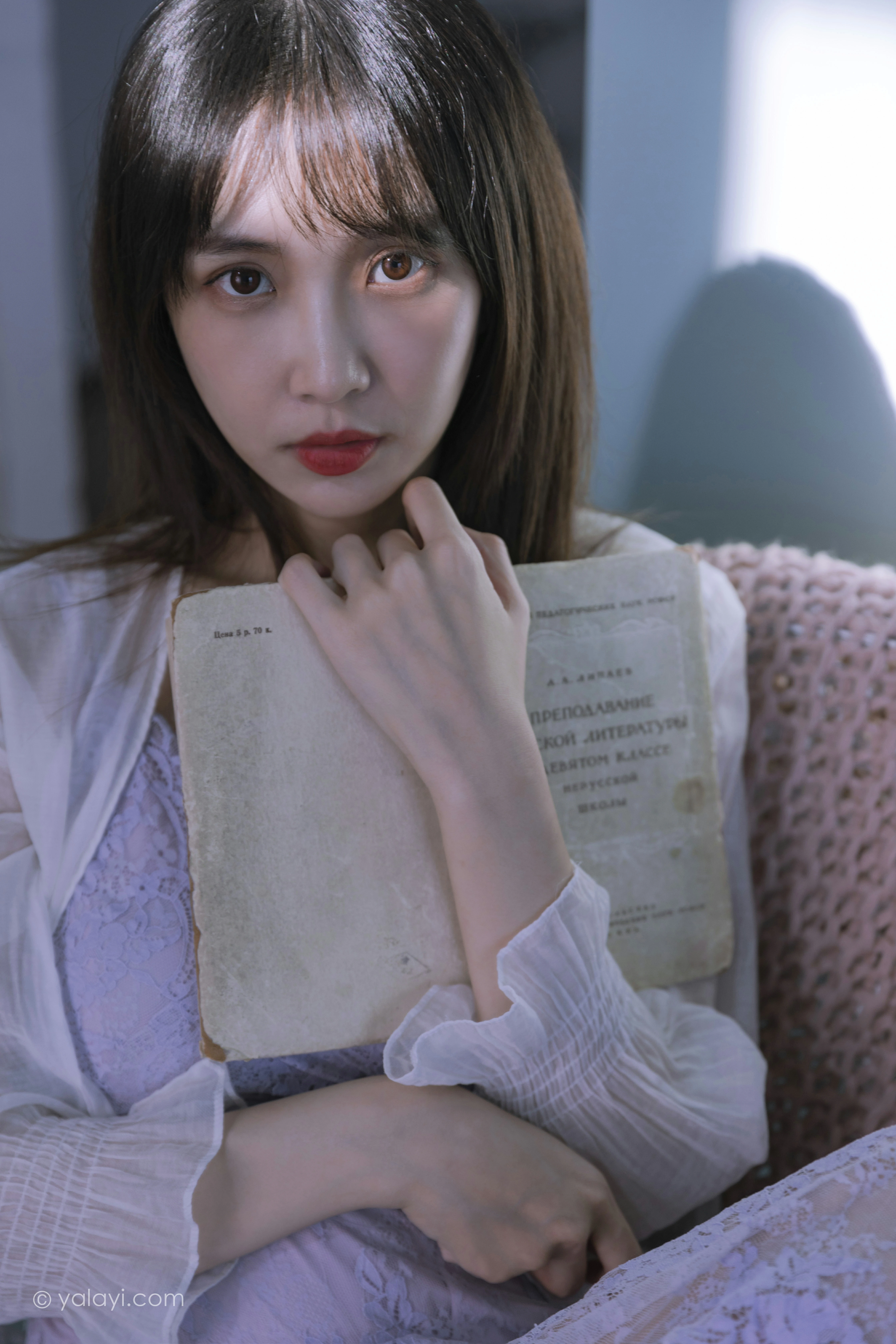 [YALAYI雅拉伊]NO.811 紫色的早晨 妍妍 白色透视蕾丝连衣裙居家私房写真集第2张