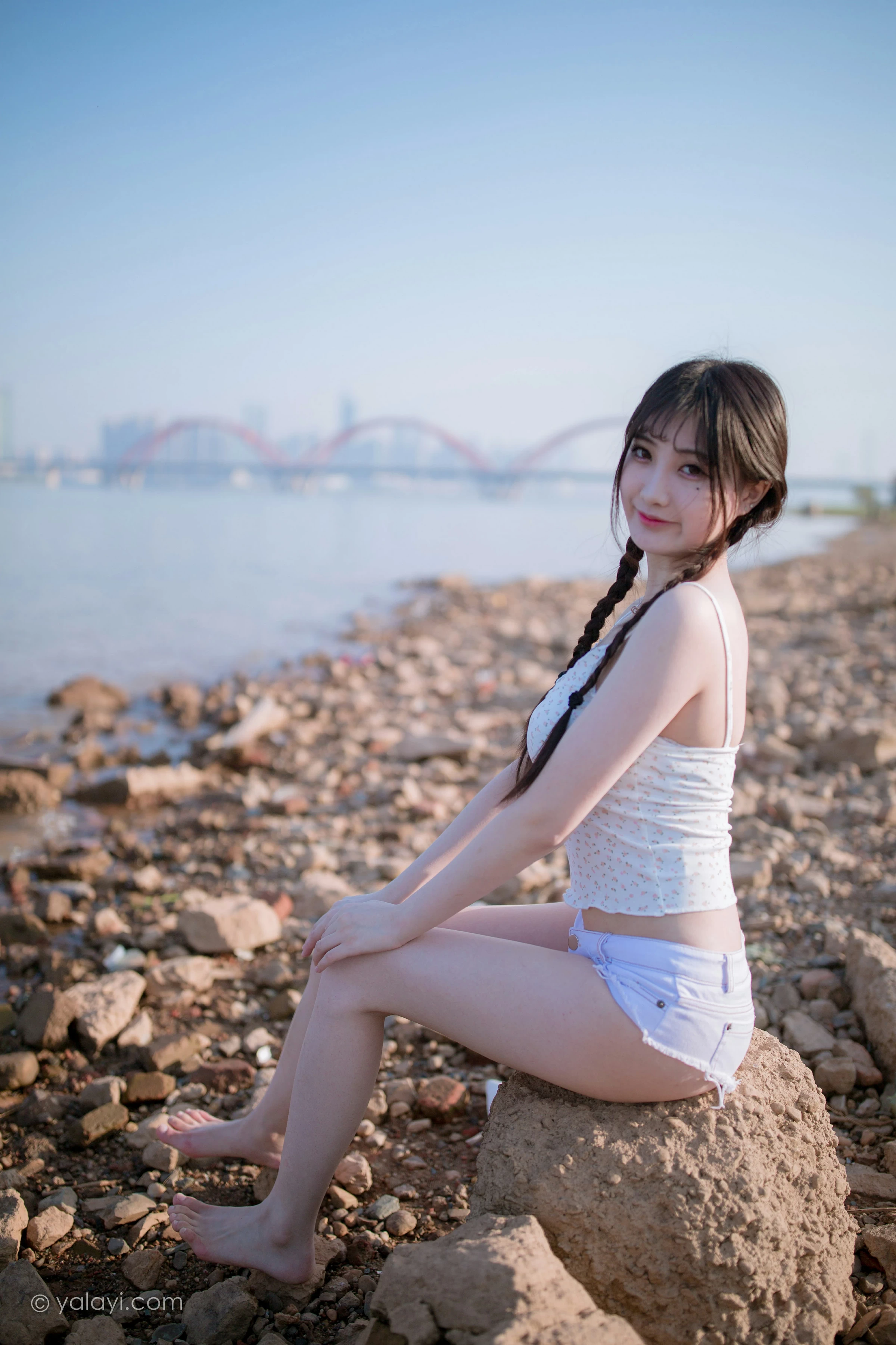 [YALAYI雅拉伊]NO.736 《去江边》 瓶儿 白色性感紧身小背心加牛仔热裤写真集第10张