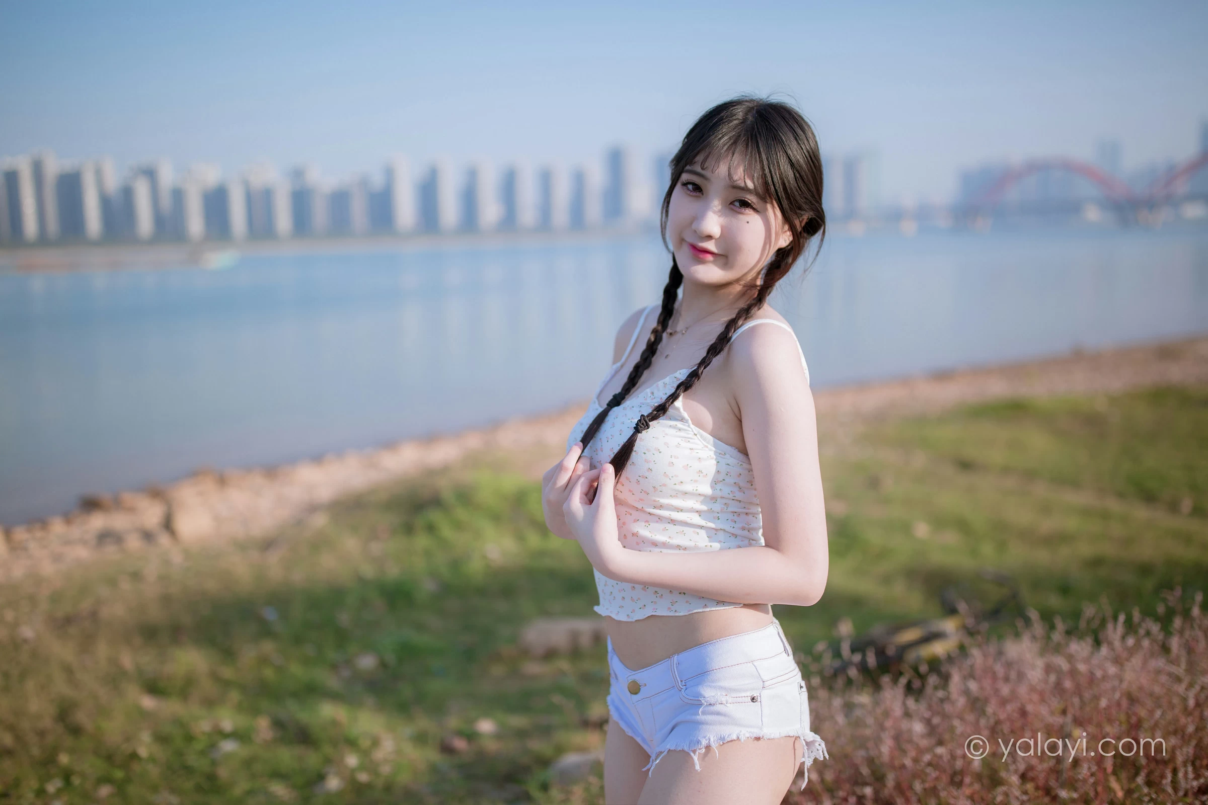 [YALAYI雅拉伊]NO.736 《去江边》 瓶儿 白色性感紧身小背心加牛仔热裤写真集第8张