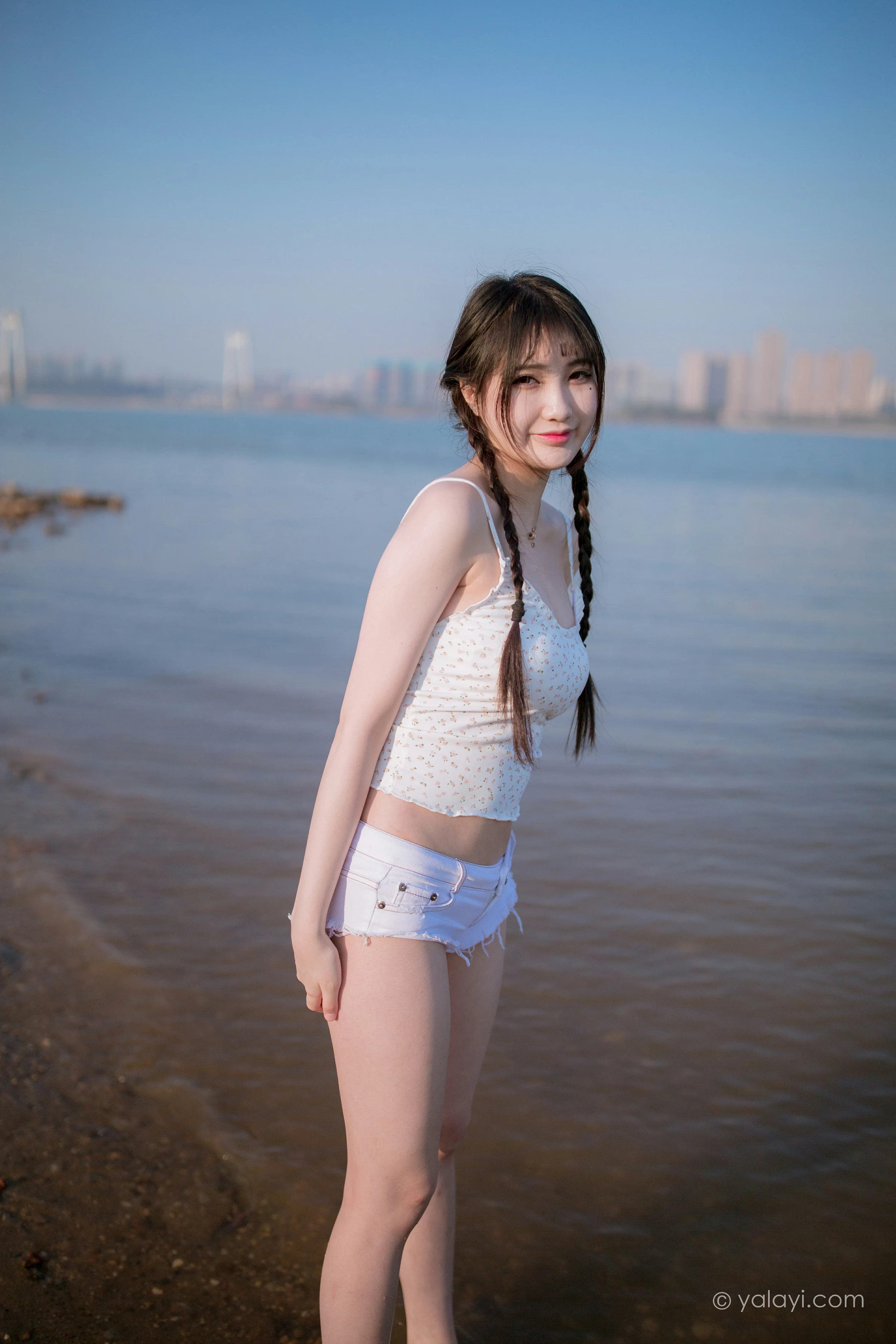 [YALAYI雅拉伊]NO.736 《去江边》 瓶儿 白色性感紧身小背心加牛仔热裤写真集第15张