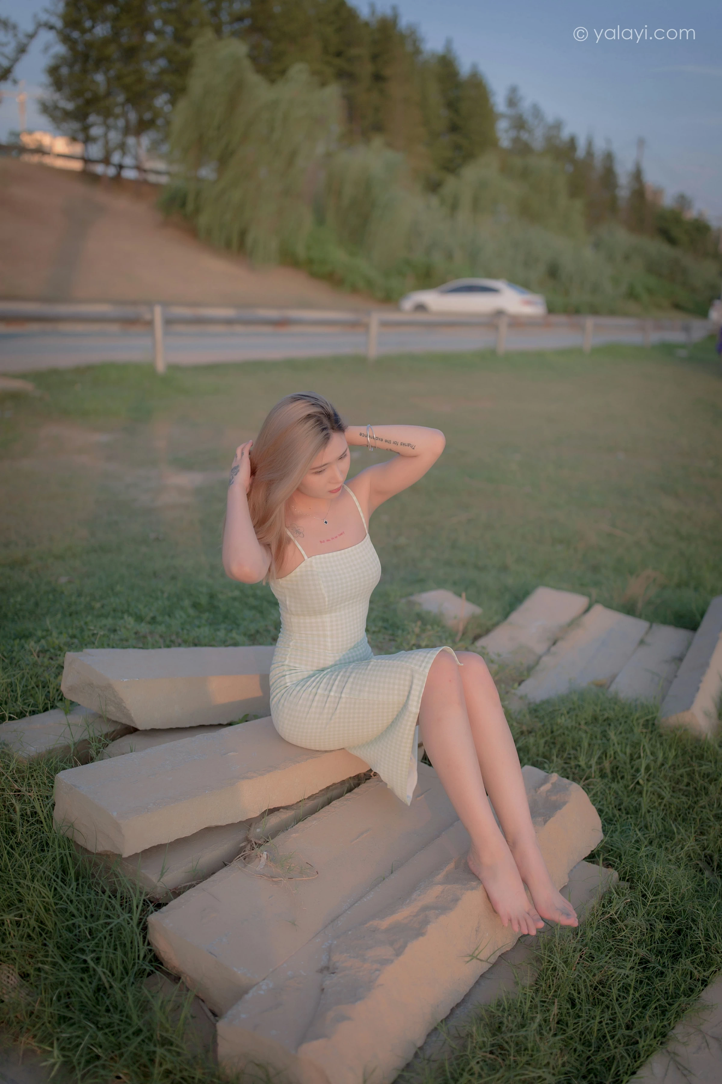 [YALAYI雅拉伊]NO.712 《风继续吹》 梦涵 紧身吊带连衣裙休闲写真第3张