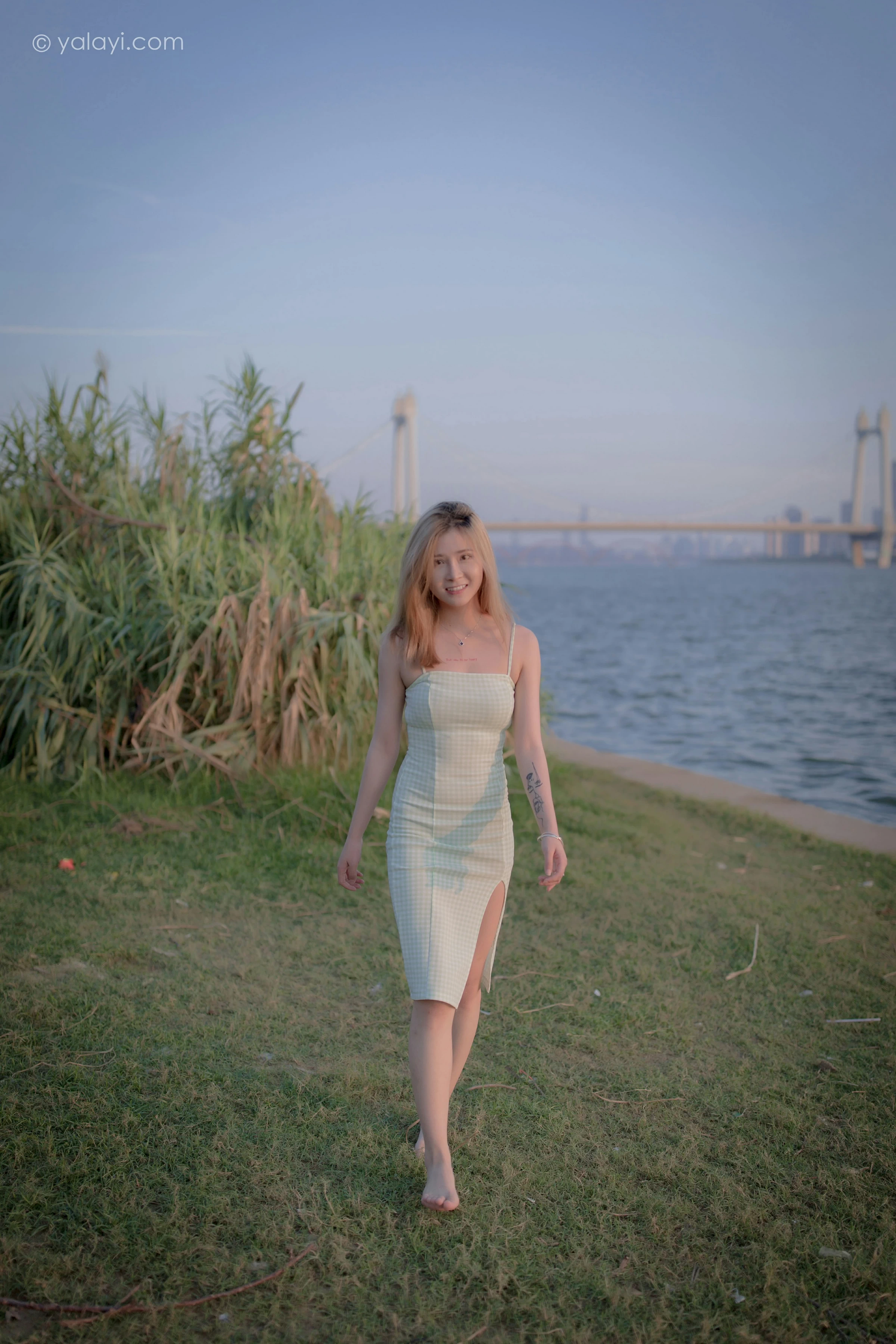 [YALAYI雅拉伊]NO.712 《风继续吹》 梦涵 紧身吊带连衣裙休闲写真第2张