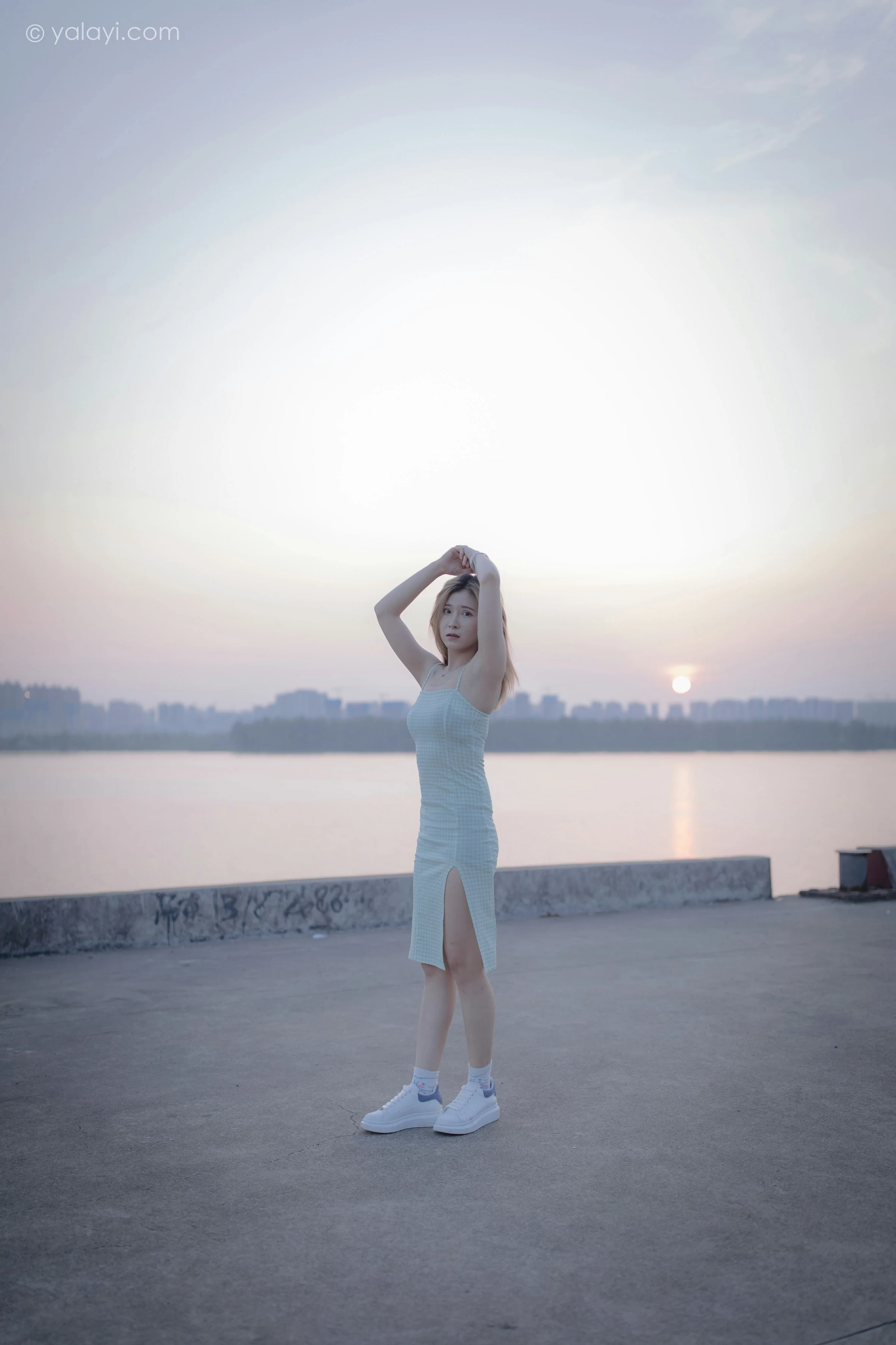 [YALAYI雅拉伊]NO.712 《风继续吹》 梦涵 紧身吊带连衣裙休闲写真第12张