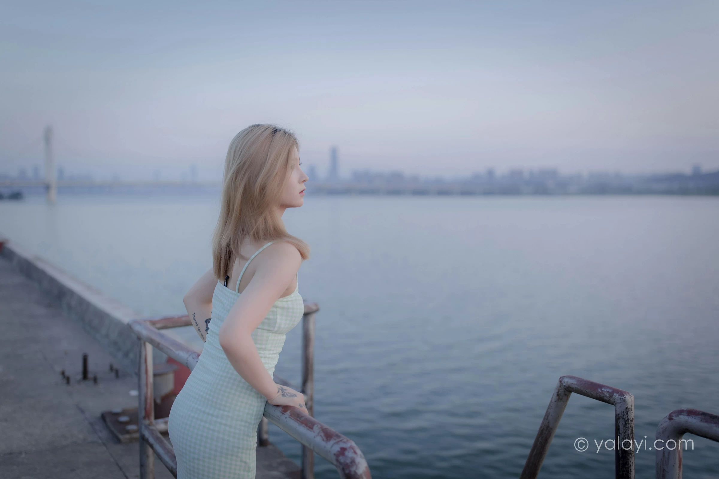 [YALAYI雅拉伊]NO.712 《风继续吹》 梦涵 紧身吊带连衣裙休闲写真第12张