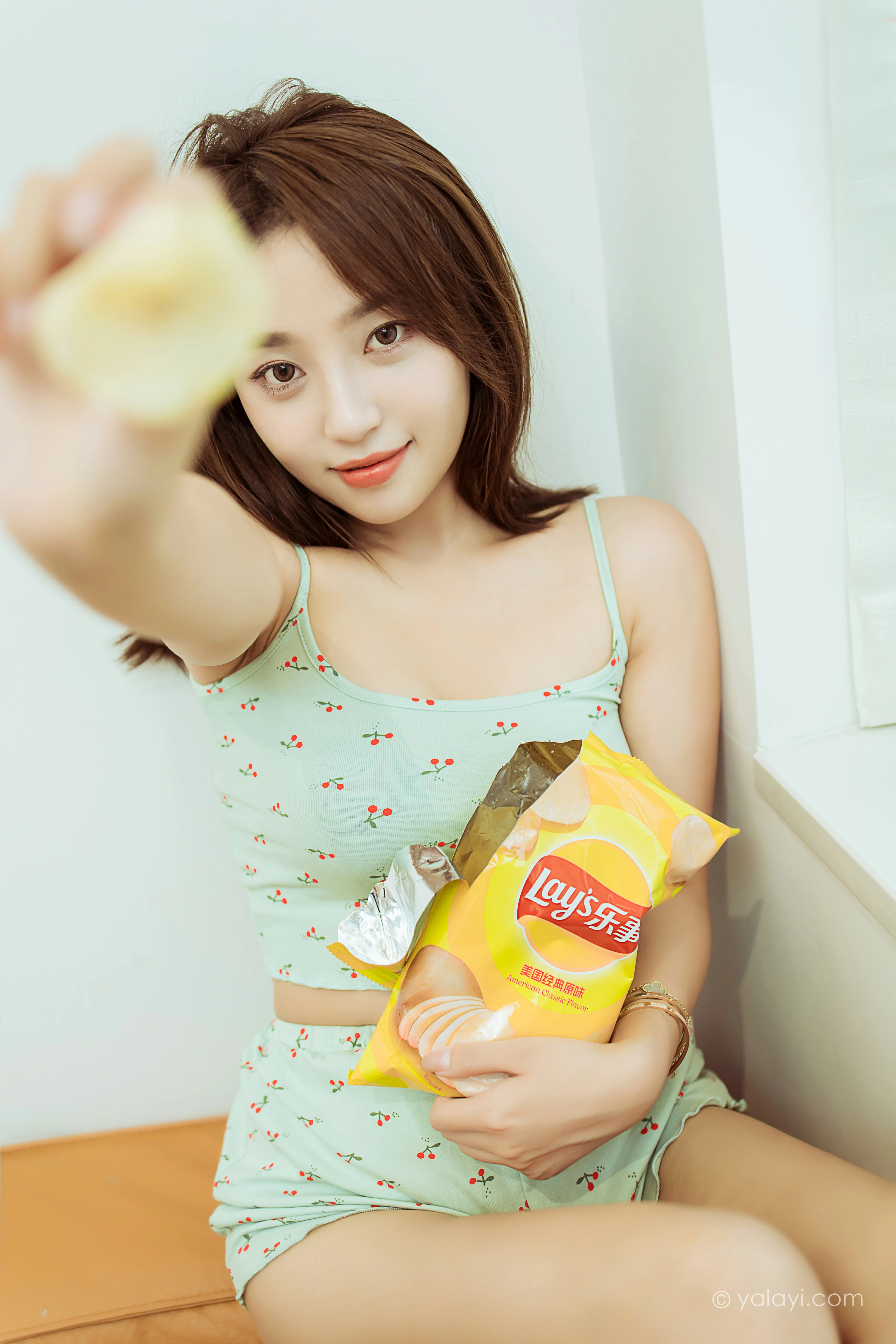 [YALAYI雅拉伊]NO.812 活在当下 雪儿 灰色性感小背心加短裤居家私房写真集第4张
