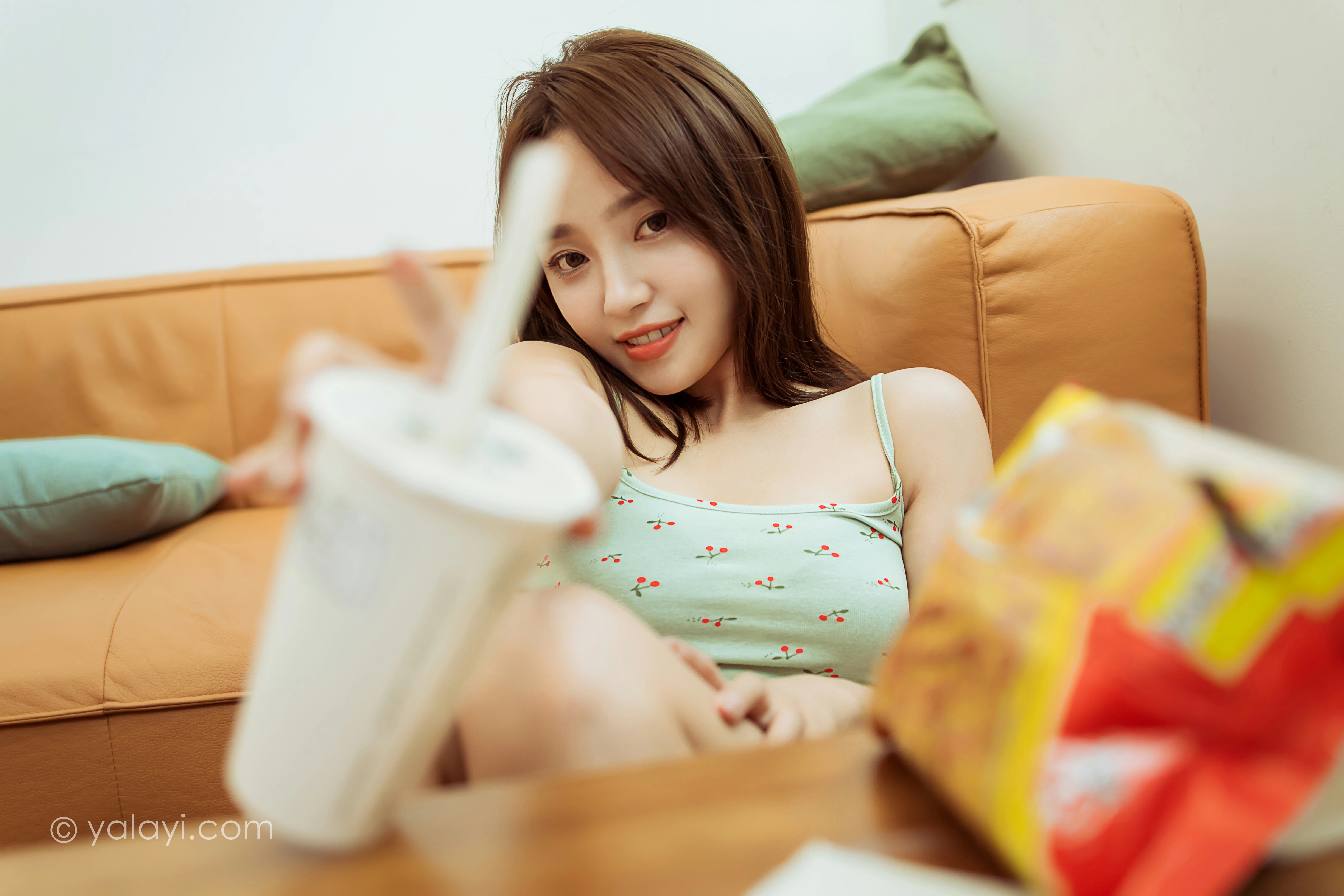 [YALAYI雅拉伊]NO.812 活在当下 雪儿 灰色性感小背心加短裤居家私房写真集第7张