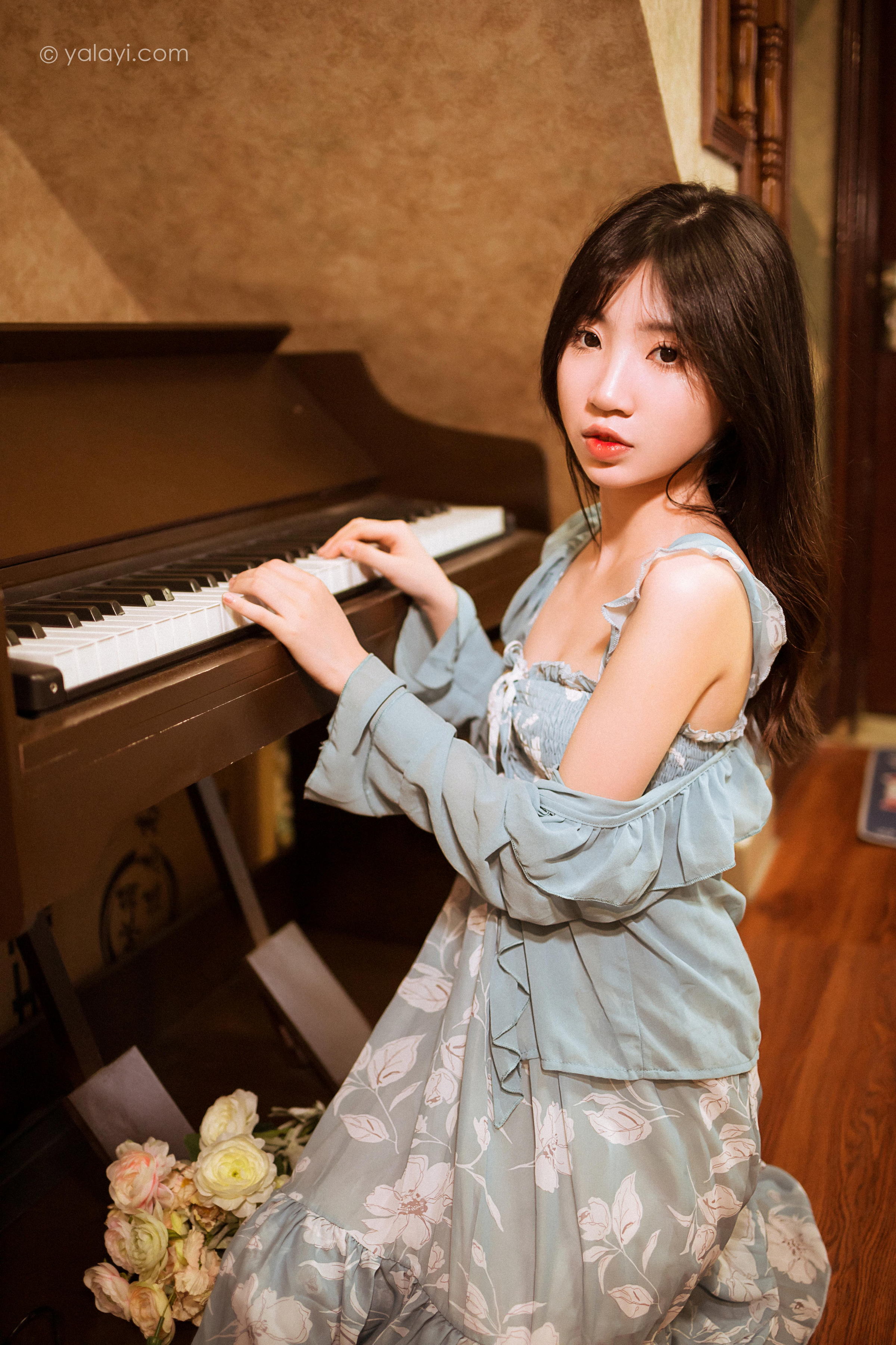 [YALAYI雅拉伊]2022.08.19 一去不复返 小乔 灰色外套加吊带连衣裙清纯写真集第14张