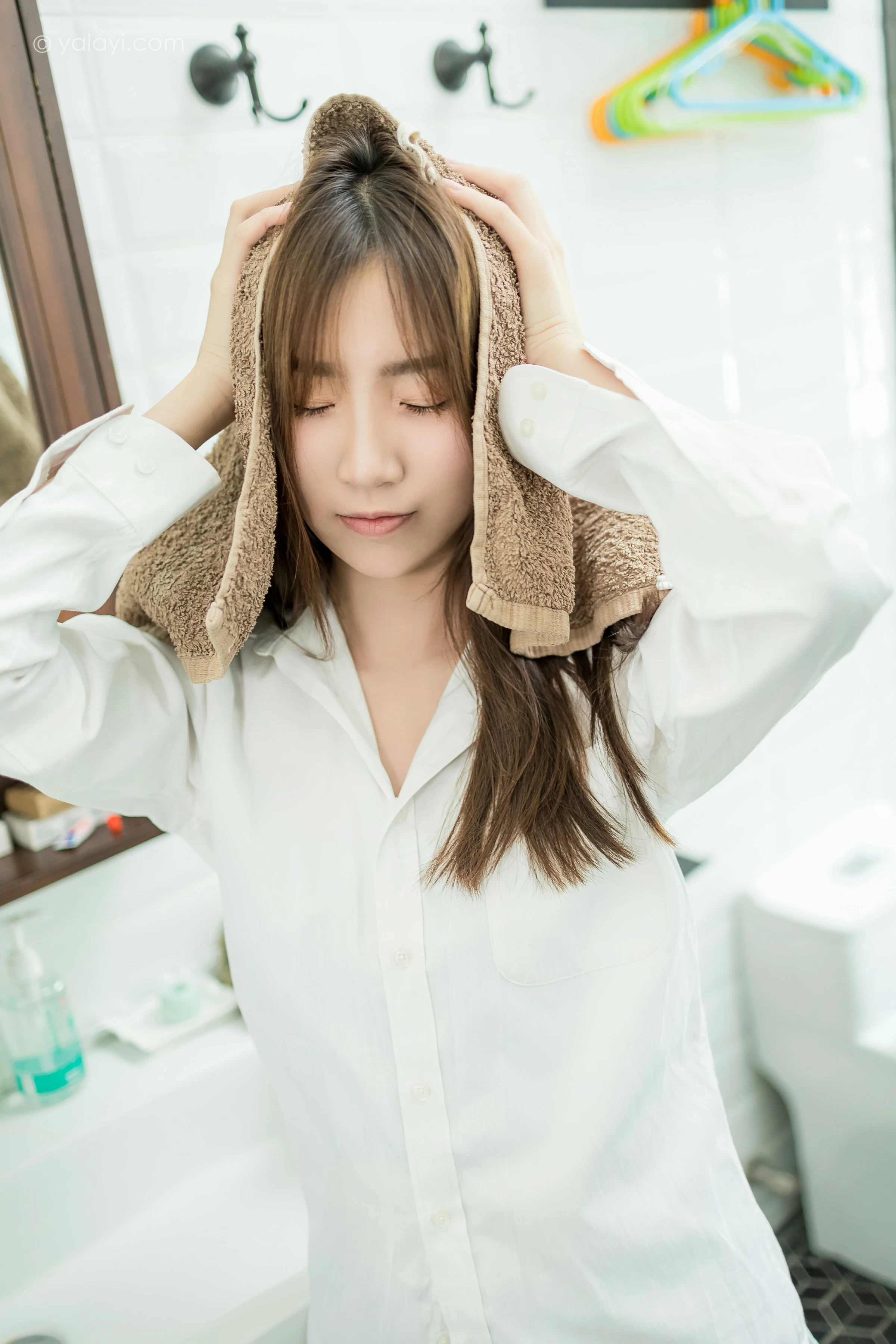 [YALAYI雅拉伊]NO.686 《亲爱的早安》 小乔 白色衬衫加牛仔热裤性感私房写真集第9张