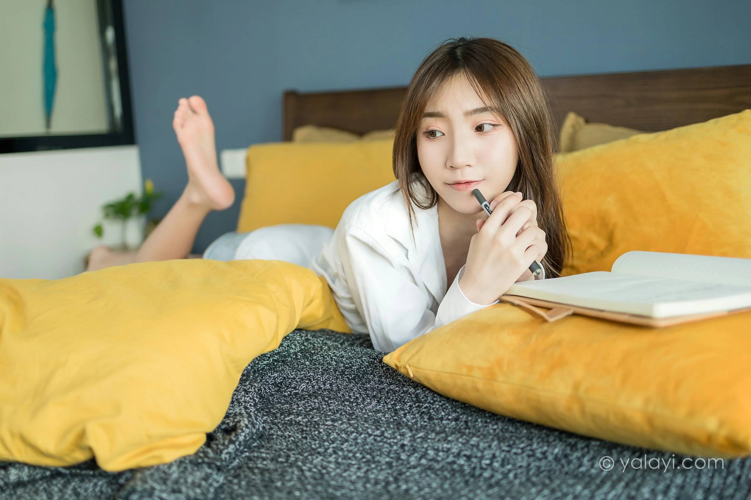 [YALAYI雅拉伊]NO.686 《亲爱的早安》 小乔 白色衬衫加牛仔热裤性感私房写真集第14张