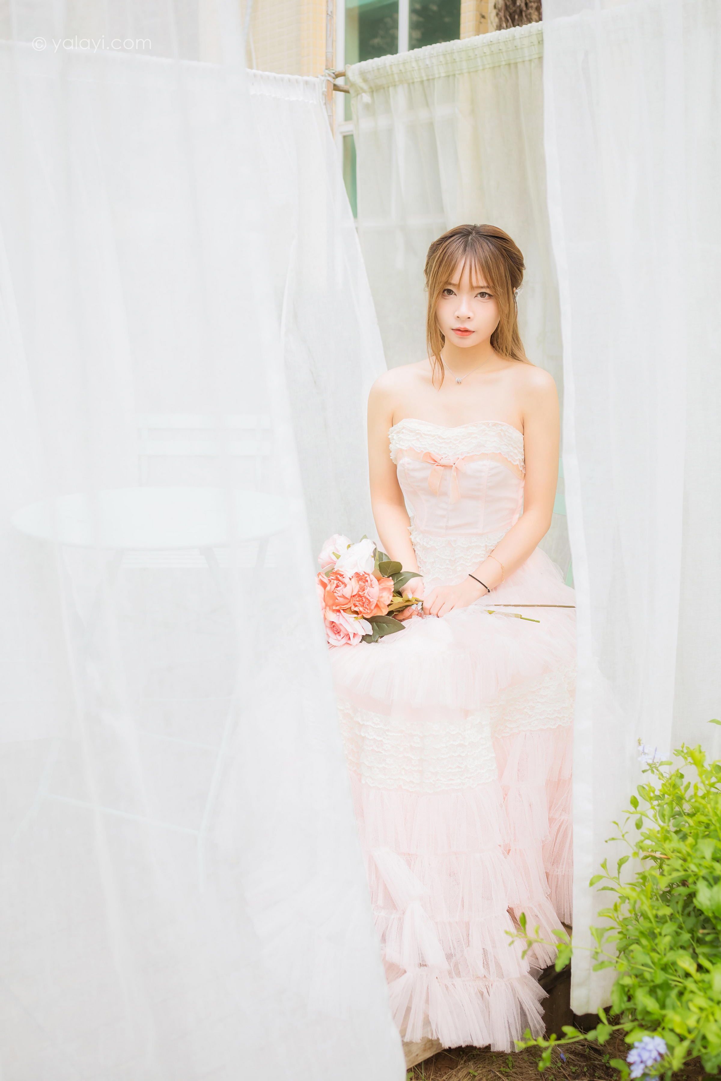 [YALAYI雅拉伊]2022.08.22 佳人 阿禾 粉色抹胸蕾丝加衣裙性感写真集第5张