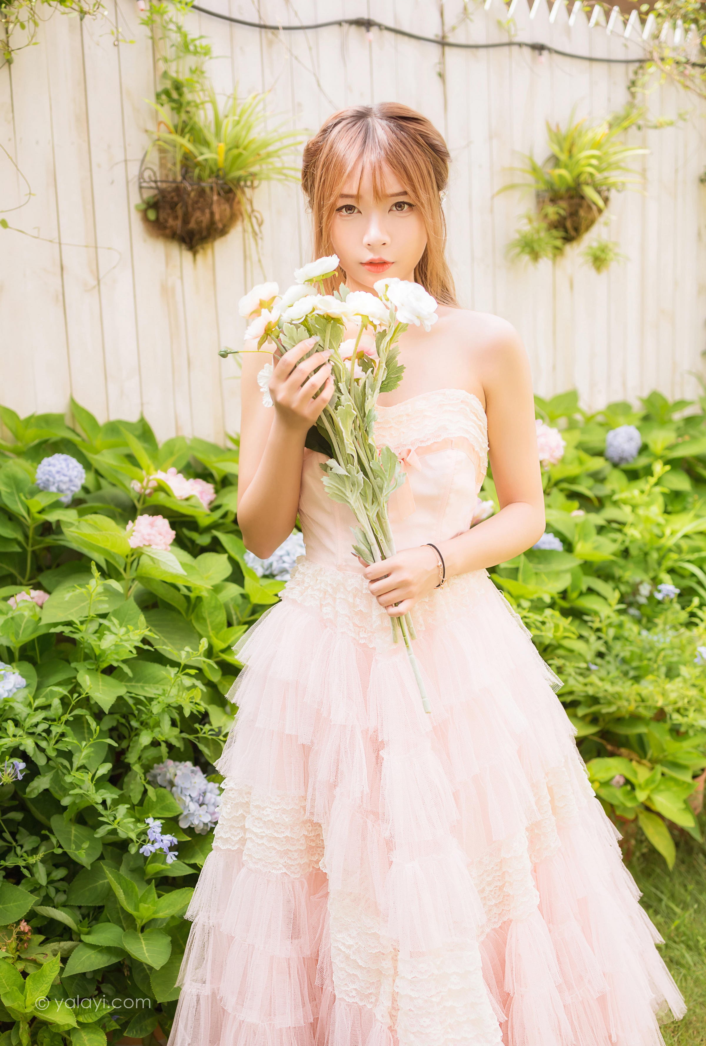 [YALAYI雅拉伊]2022.08.22 佳人 阿禾 粉色抹胸蕾丝加衣裙性感写真集第2张