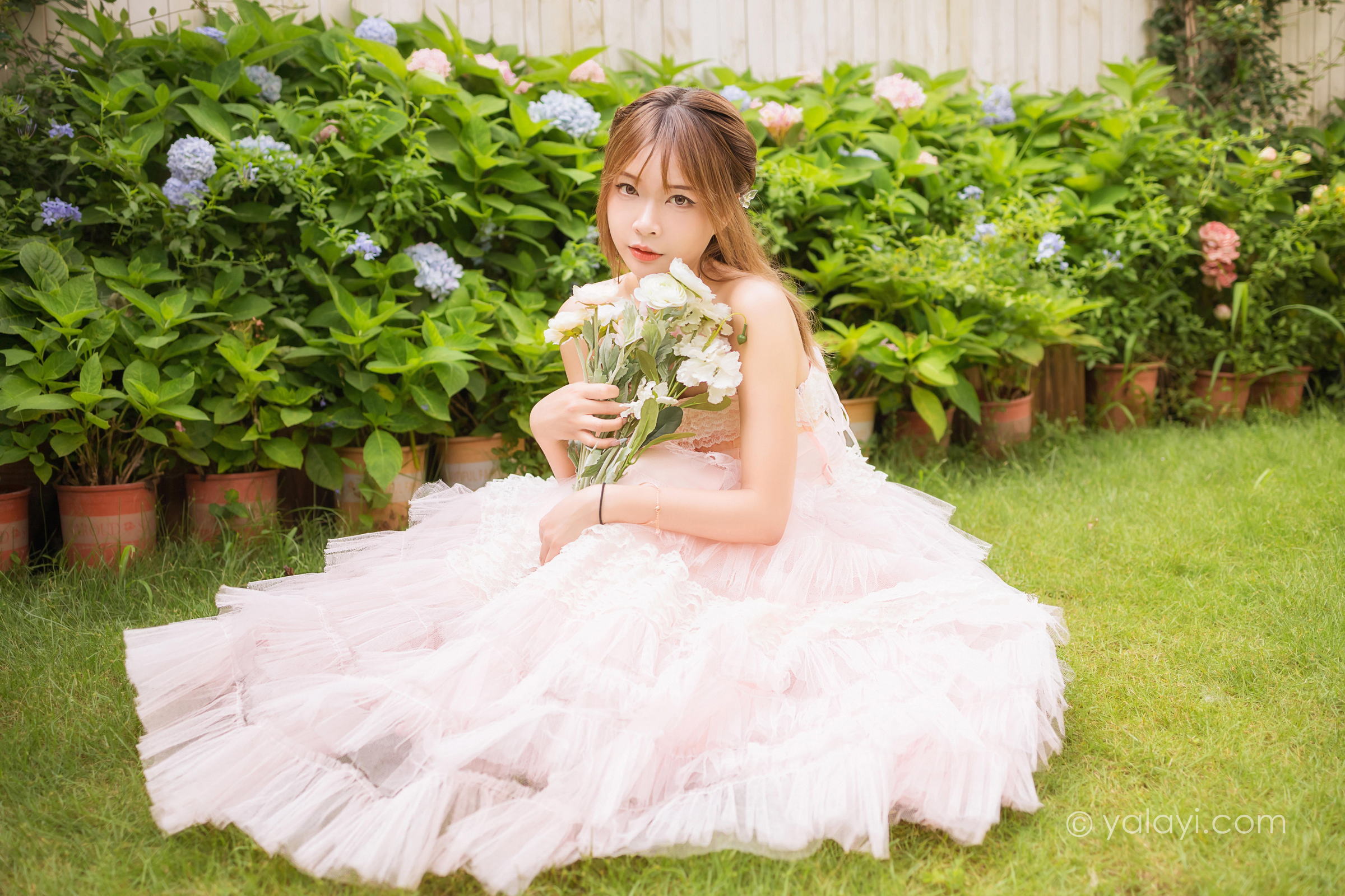 [YALAYI雅拉伊]2022.08.22 佳人 阿禾 粉色抹胸蕾丝加衣裙性感写真集第3张