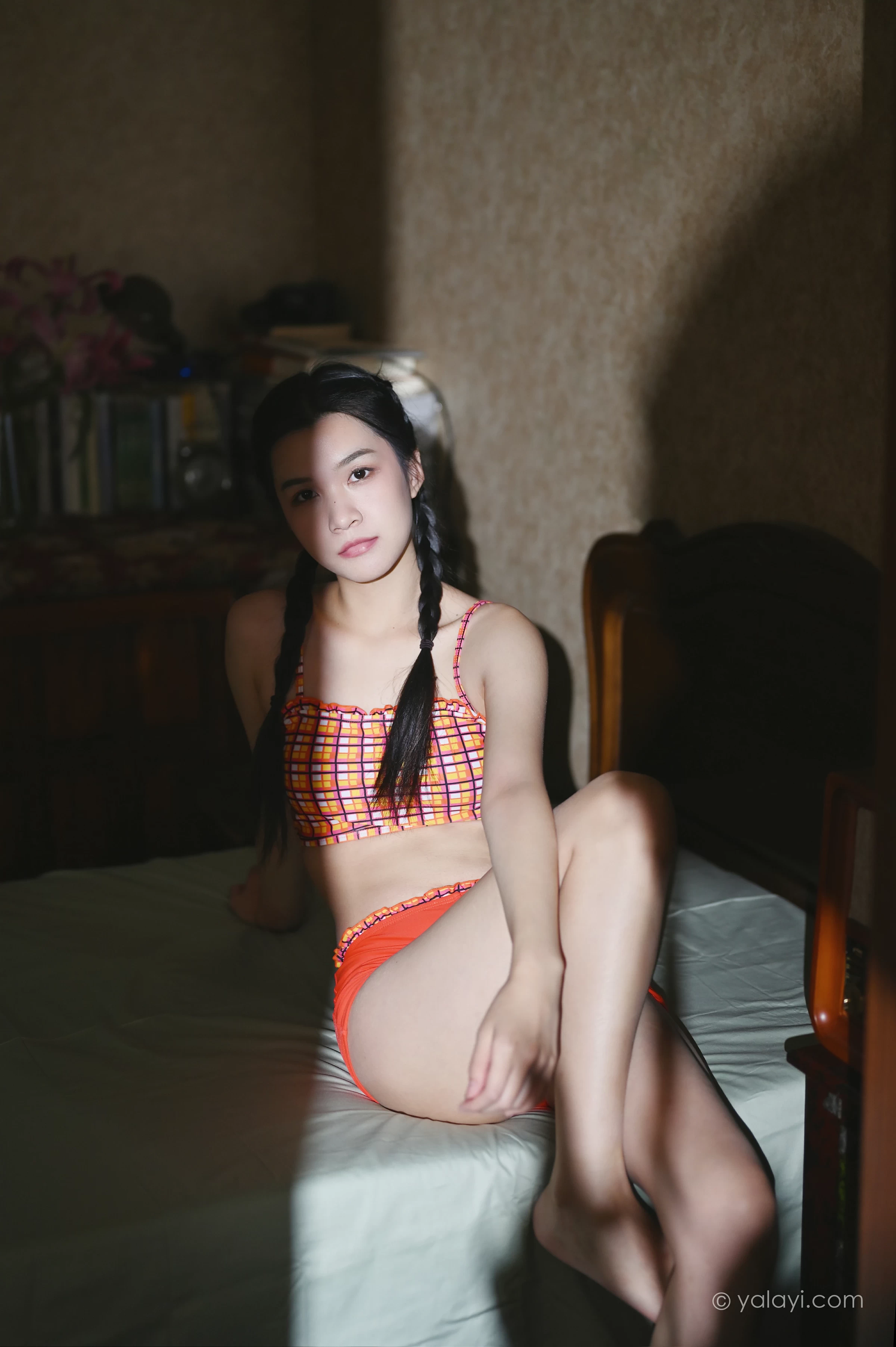 [YALAYI雅拉伊]NO.737 《独处》 方岚 红色格子内衣加短裙性感私房写真集第3张