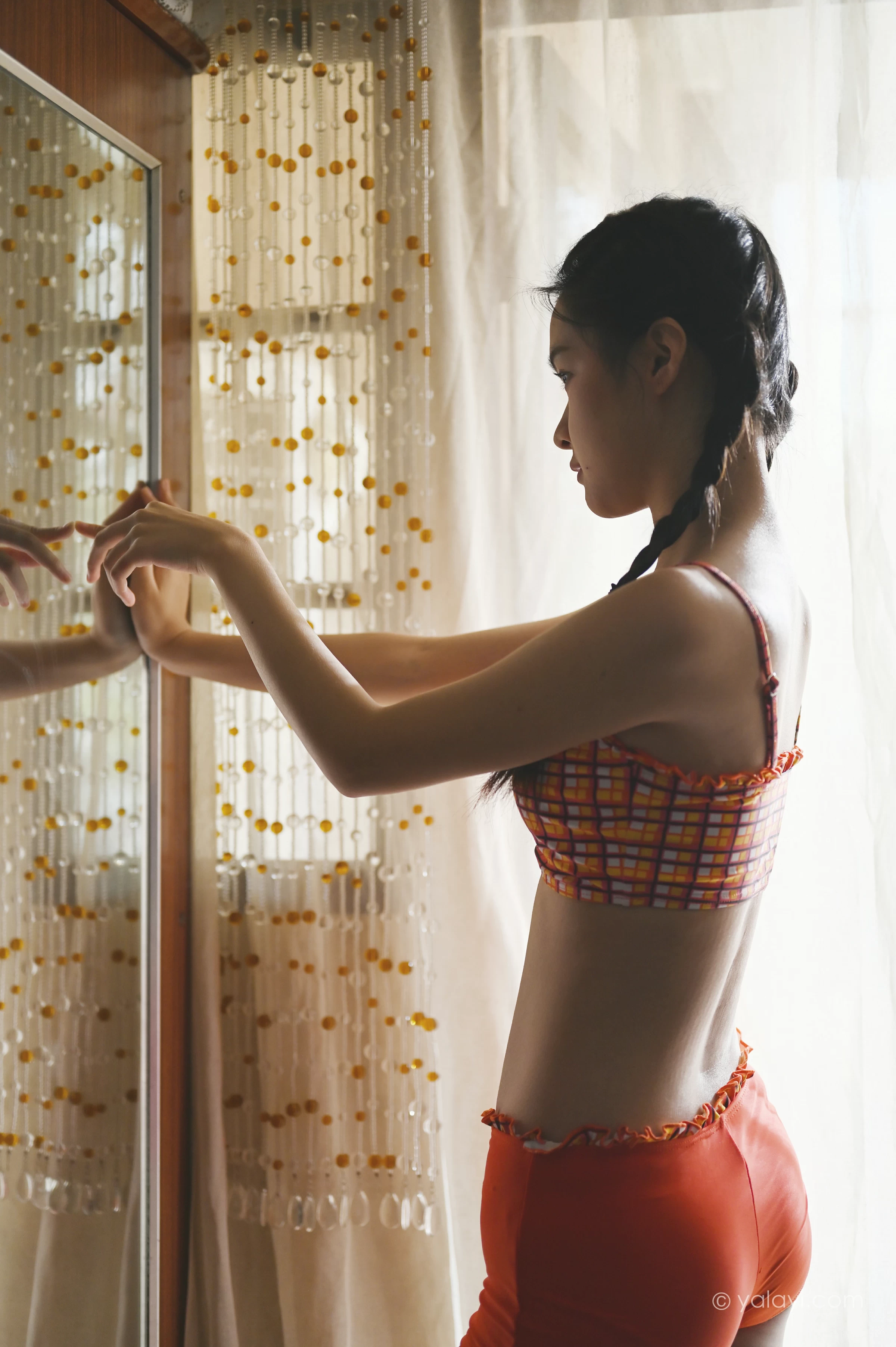 [YALAYI雅拉伊]NO.737 《独处》 方岚 红色格子内衣加短裙性感私房写真集第6张