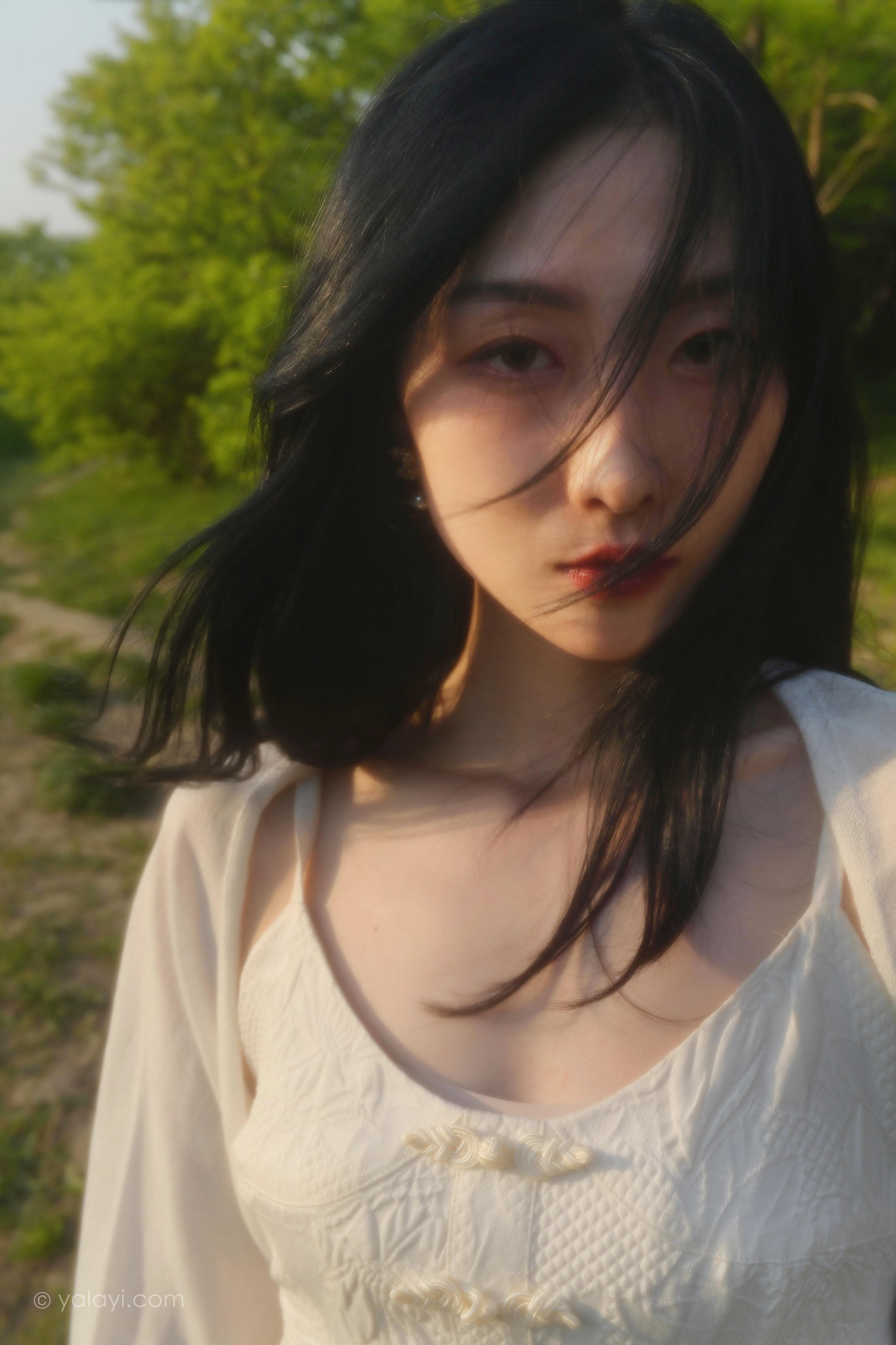 [YALAYI雅拉伊]2022.08.26 梦回 佳佳 白色透视小外套加吊带连衣裙清纯写真集第11张