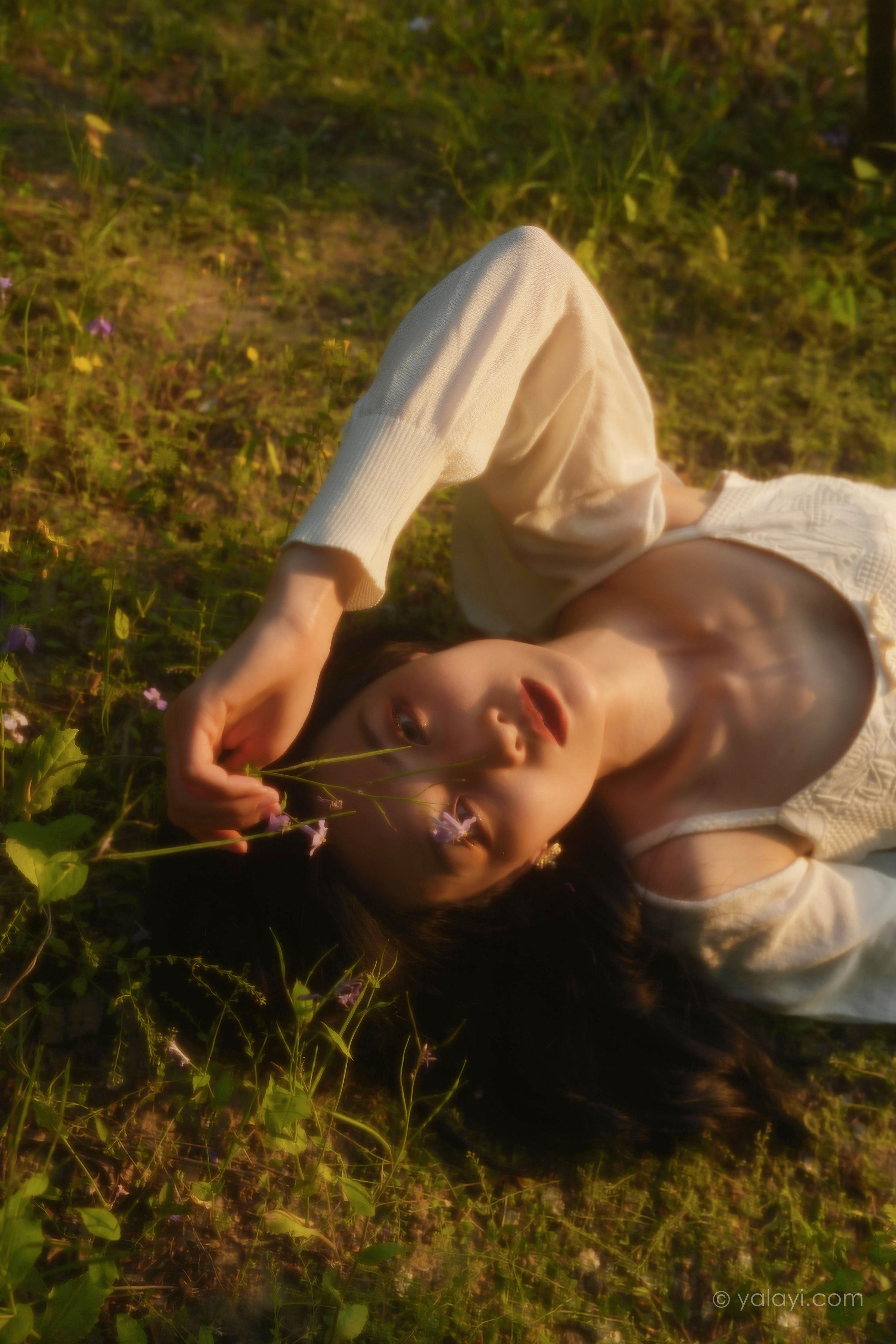 [YALAYI雅拉伊]2022.08.26 梦回 佳佳 白色透视小外套加吊带连衣裙清纯写真集第13张