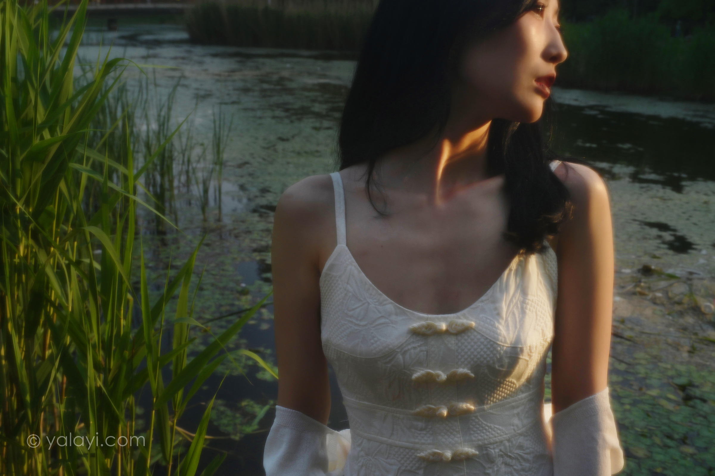 [YALAYI雅拉伊]2022.08.26 梦回 佳佳 白色透视小外套加吊带连衣裙清纯写真集第13张