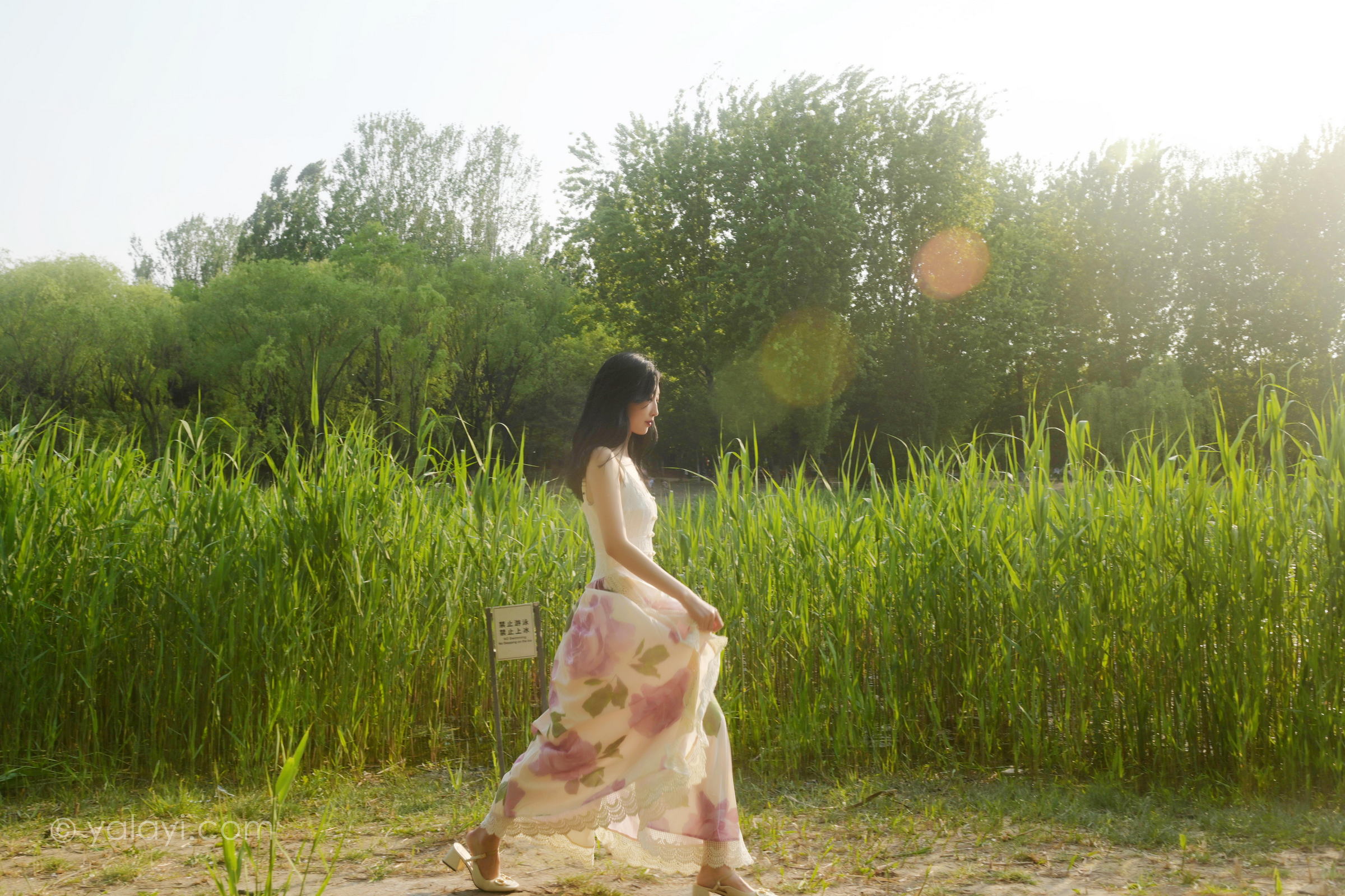 [YALAYI雅拉伊]2022.08.26 梦回 佳佳 白色透视小外套加吊带连衣裙清纯写真集第4张