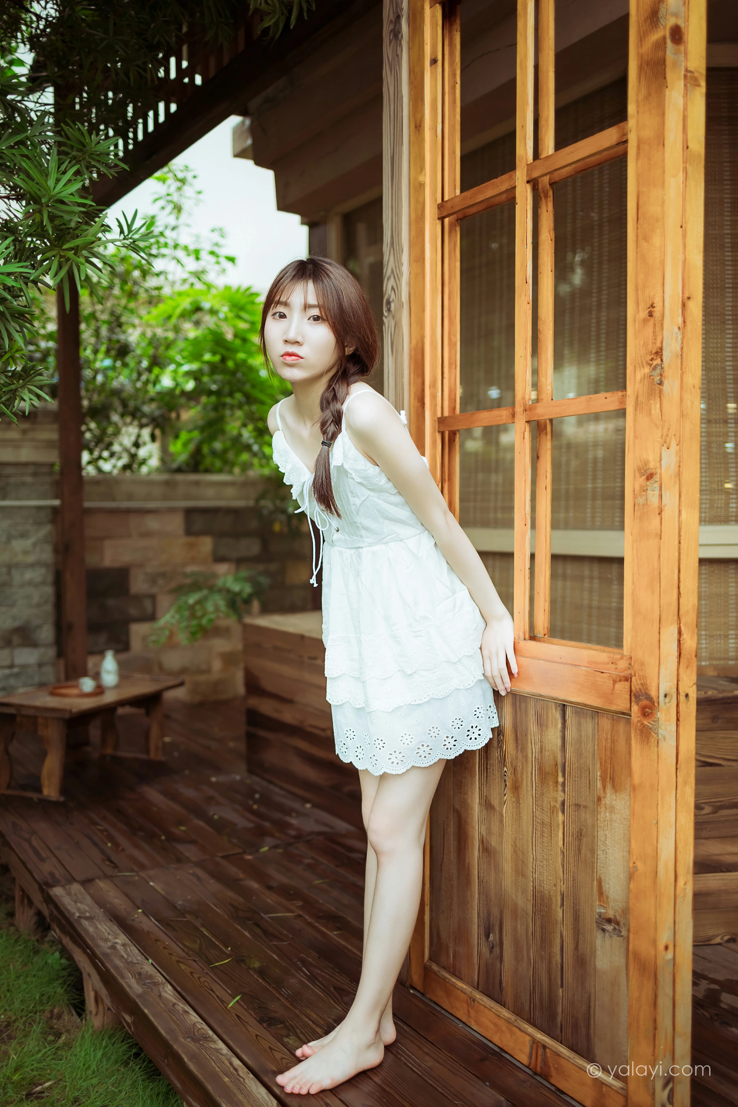 [YALAYI雅拉伊]NO.715 《雨后花园》 小乔 白色吊带连衣裙居家私房写真集第3张
