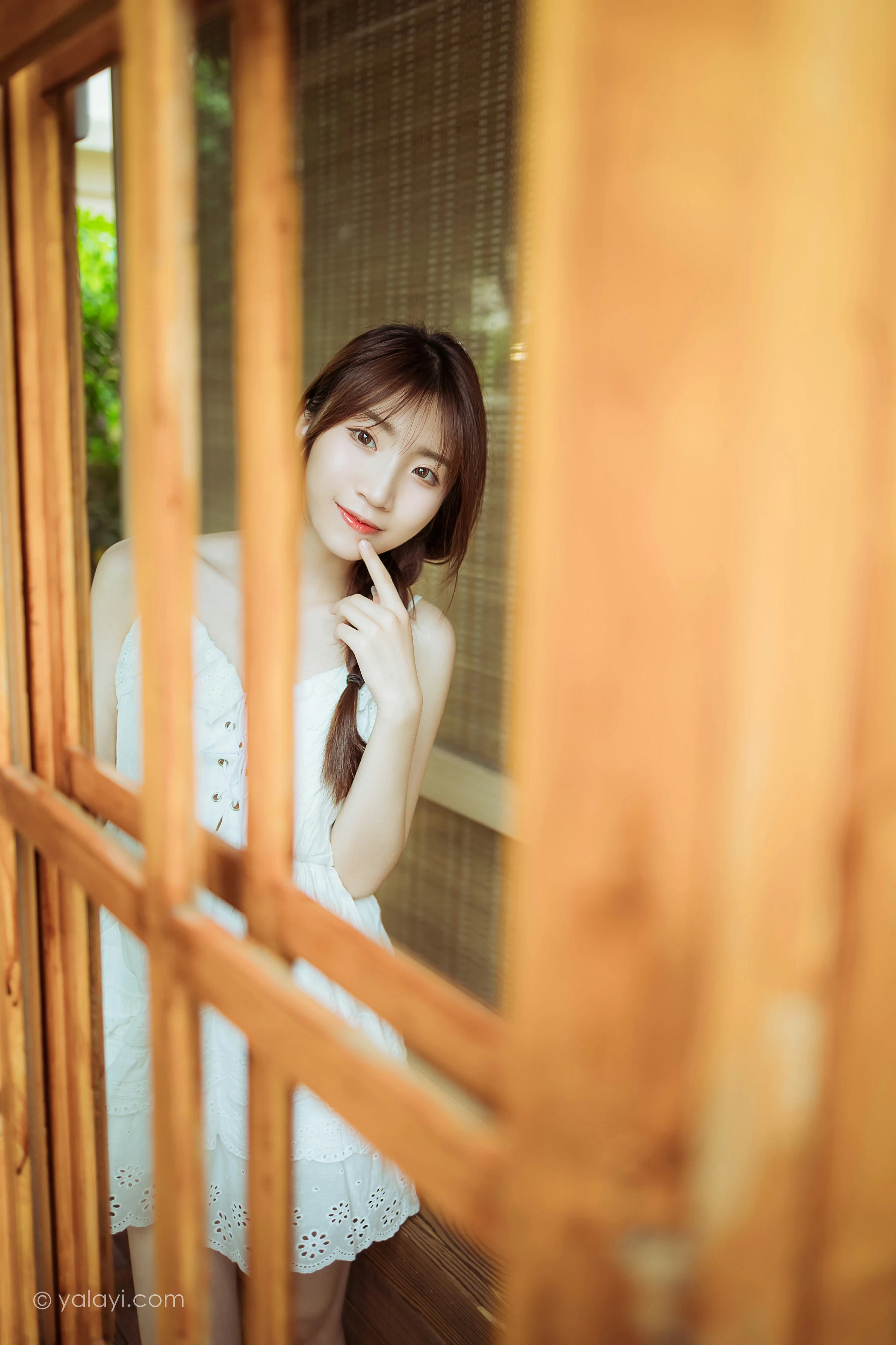 [YALAYI雅拉伊]NO.715 《雨后花园》 小乔 白色吊带连衣裙居家私房写真集第4张