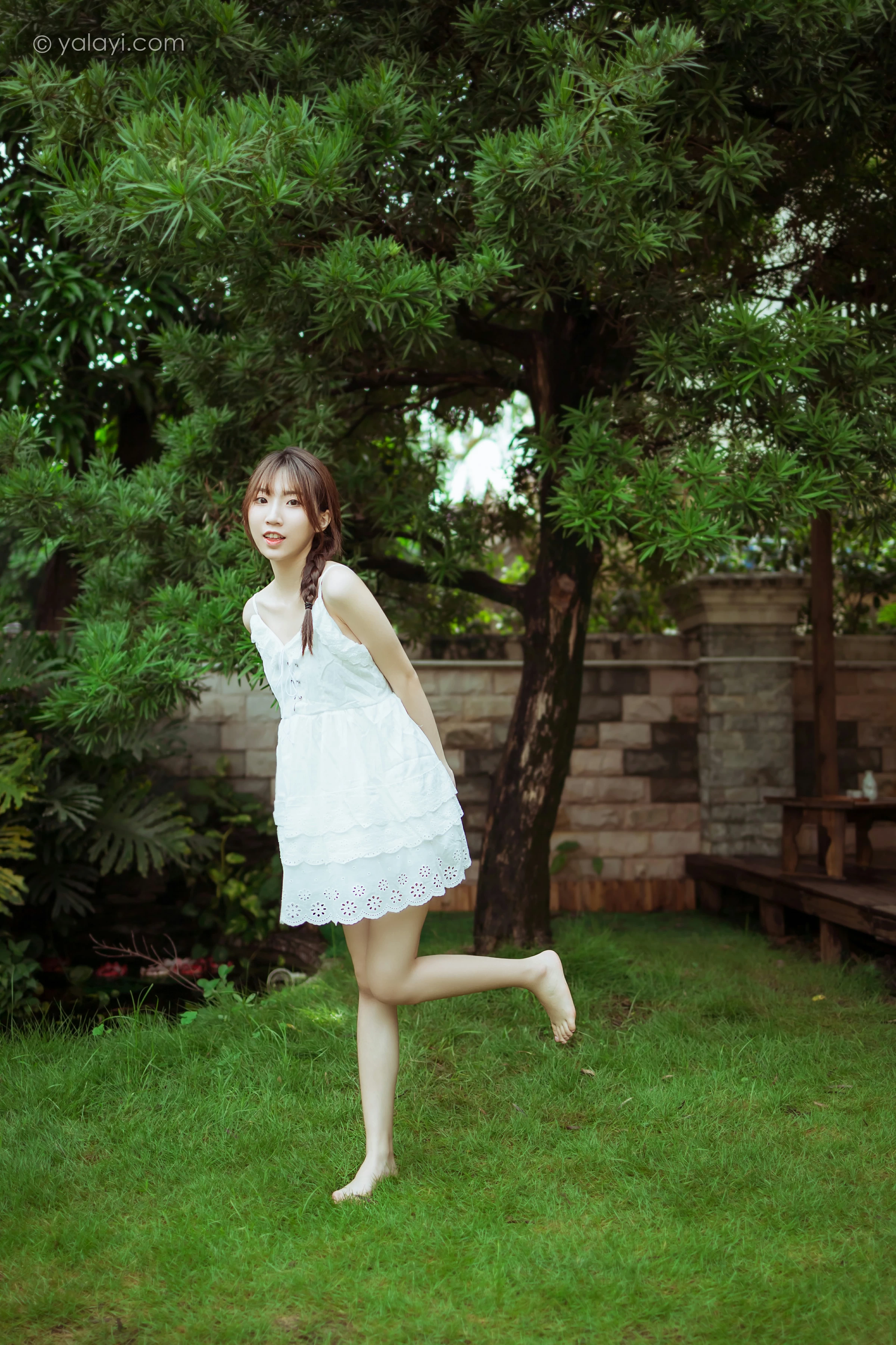 [YALAYI雅拉伊]NO.715 《雨后花园》 小乔 白色吊带连衣裙居家私房写真集第7张