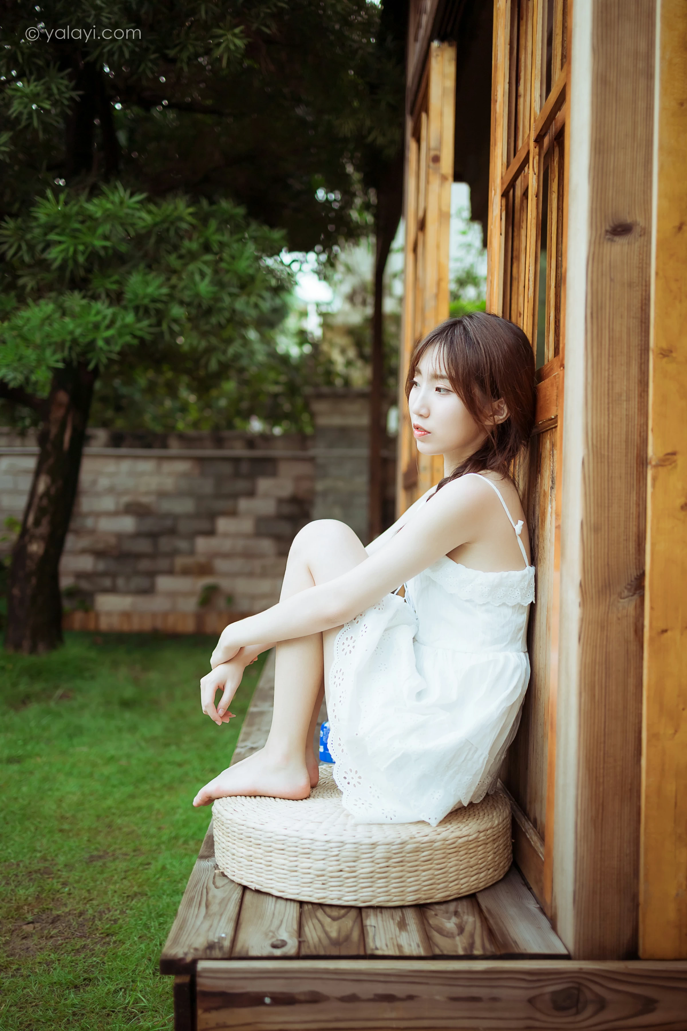 [YALAYI雅拉伊]NO.715 《雨后花园》 小乔 白色吊带连衣裙居家私房写真集第15张