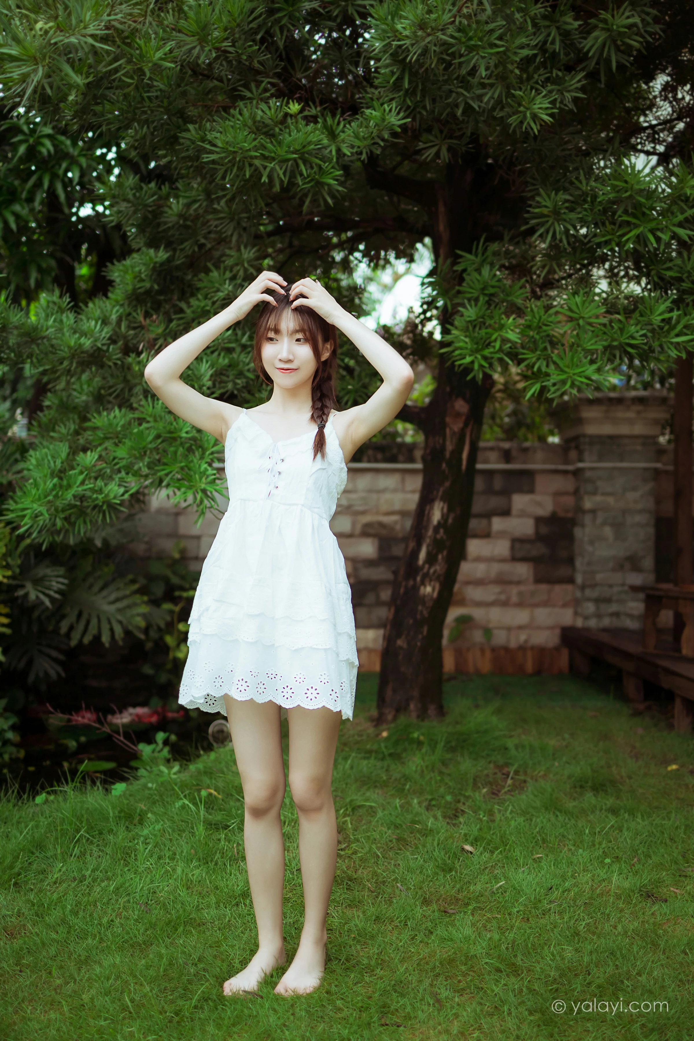 [YALAYI雅拉伊]NO.715 《雨后花园》 小乔 白色吊带连衣裙居家私房写真集第17张