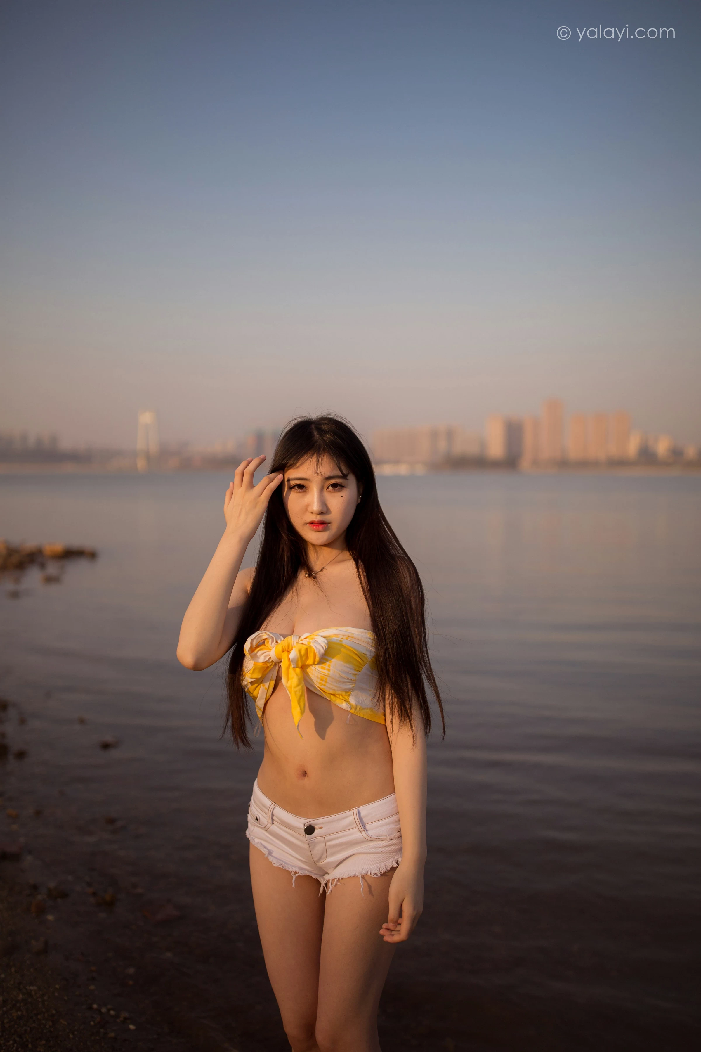 [YALAYI雅拉伊]NO.740 《令我忘餐》 瓶儿 黄色比基尼泳装加短裤性感写真集第1张