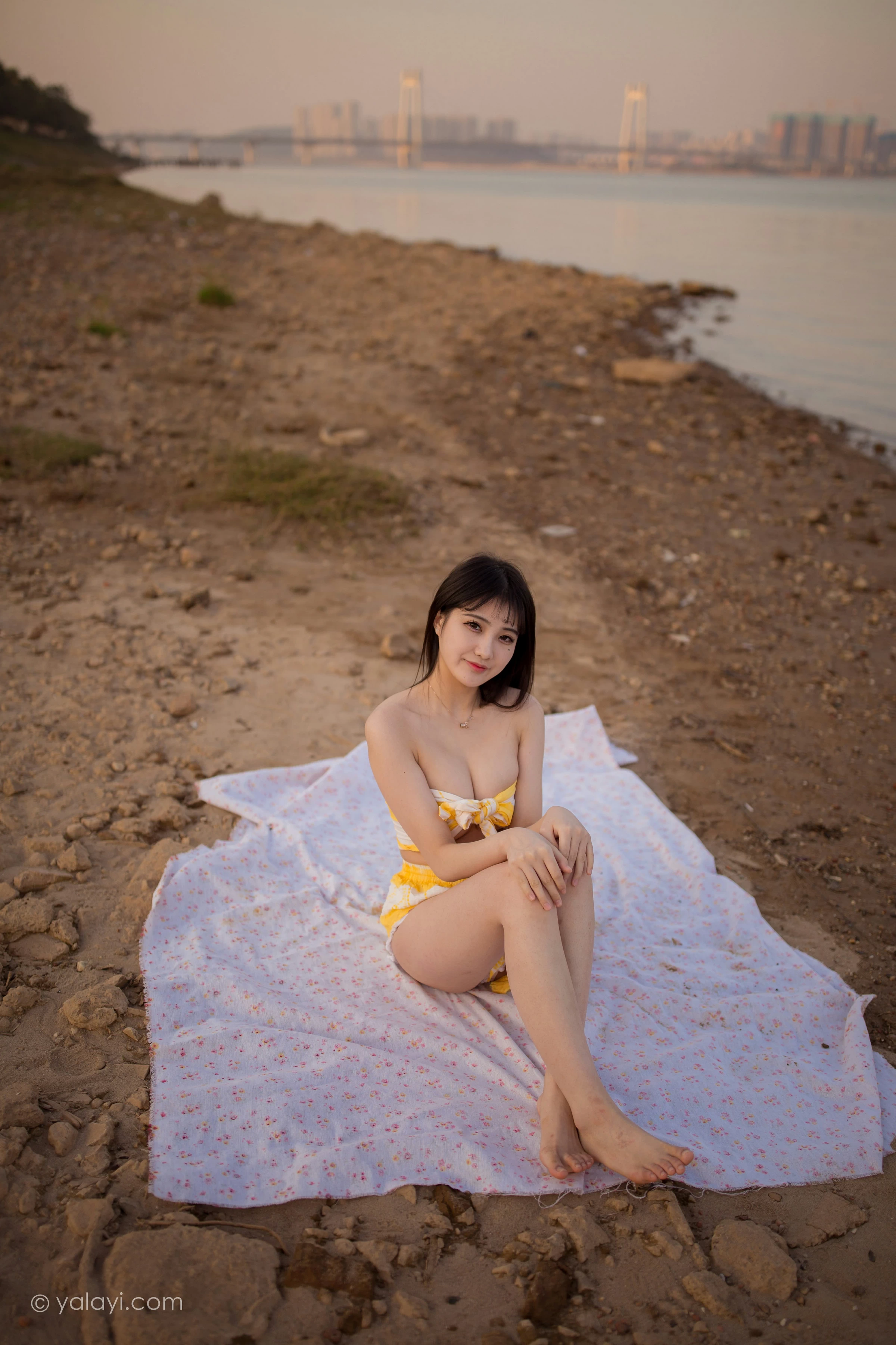 [YALAYI雅拉伊]NO.740 《令我忘餐》 瓶儿 黄色比基尼泳装加短裤性感写真集第12张