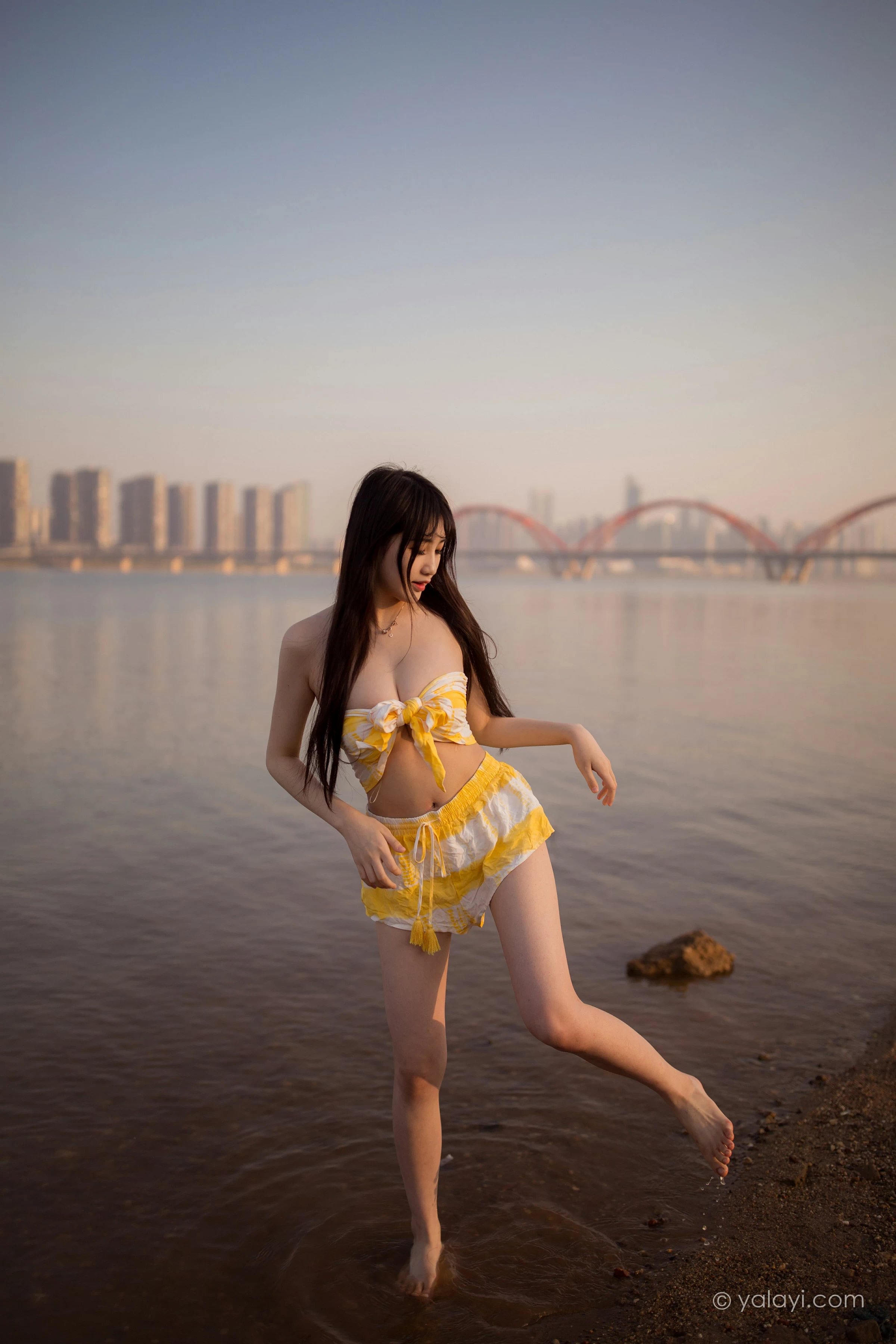 [YALAYI雅拉伊]NO.740 《令我忘餐》 瓶儿 黄色比基尼泳装加短裤性感写真集第15张