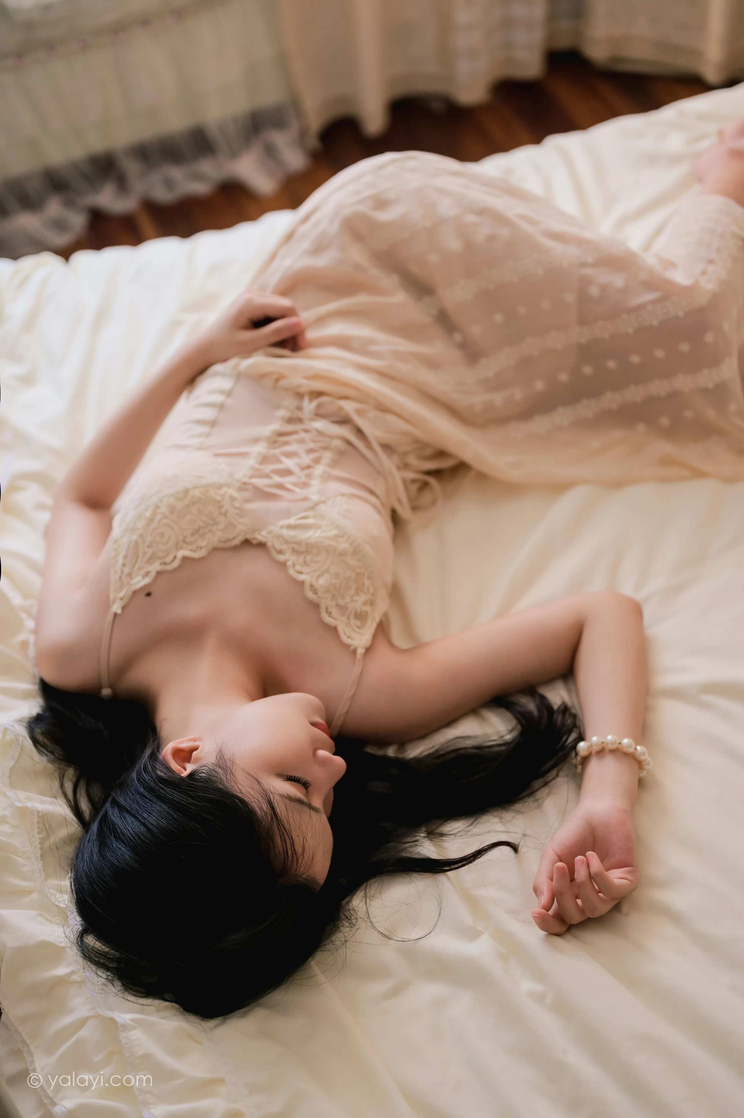 [YALAYI雅拉伊]NO.688 《盼》 方岚 白色吊带蕾丝连衣裙居家私房写真集第9张