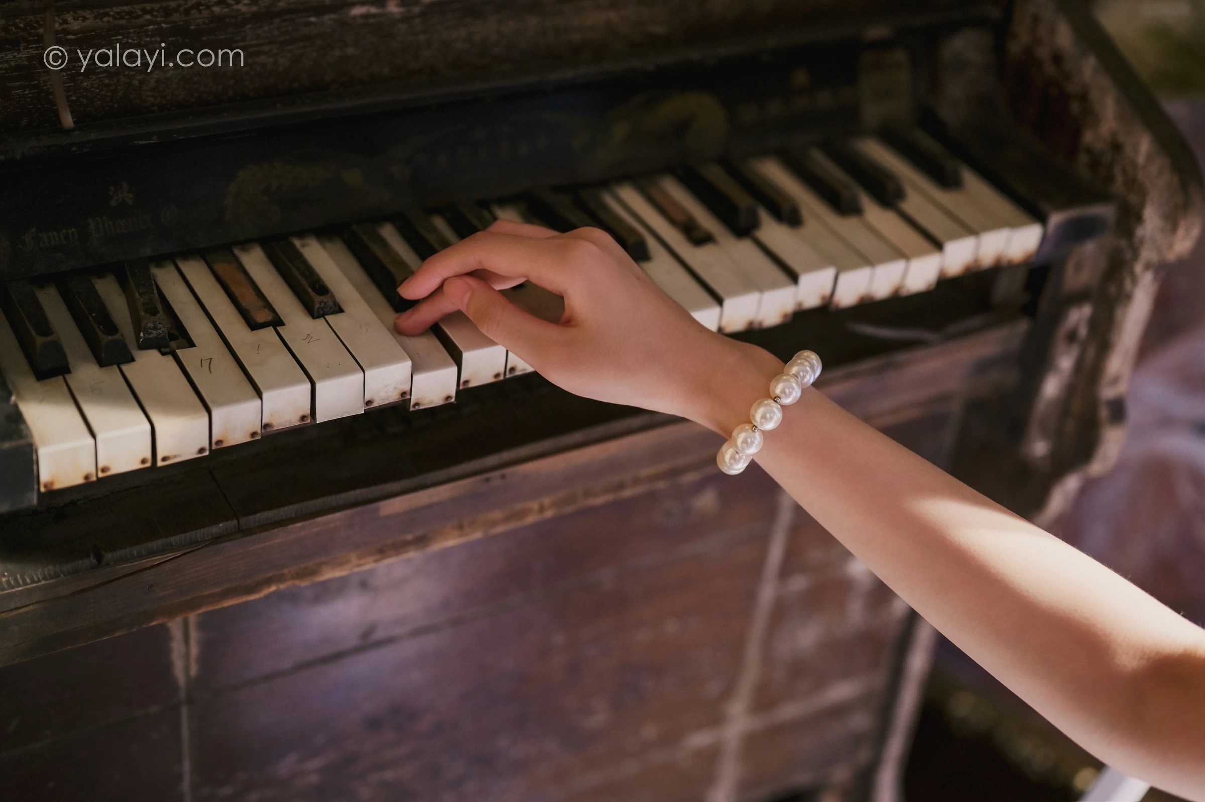 [YALAYI雅拉伊]NO.688 《盼》 方岚 白色吊带蕾丝连衣裙居家私房写真集第10张