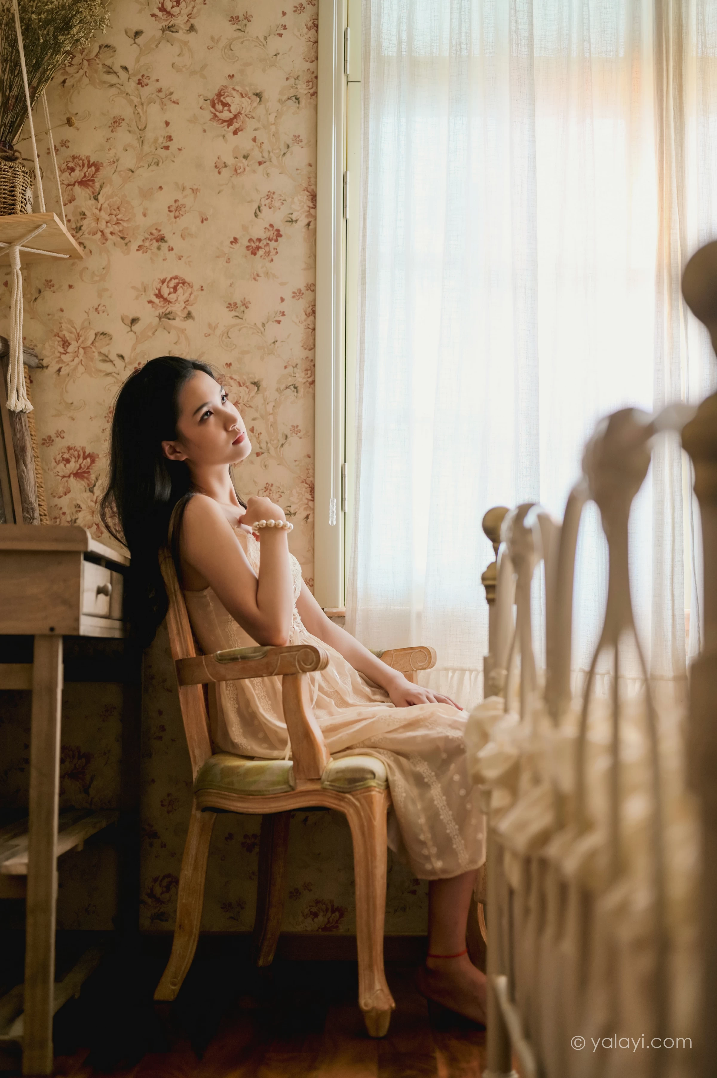 [YALAYI雅拉伊]NO.688 《盼》 方岚 白色吊带蕾丝连衣裙居家私房写真集第7张