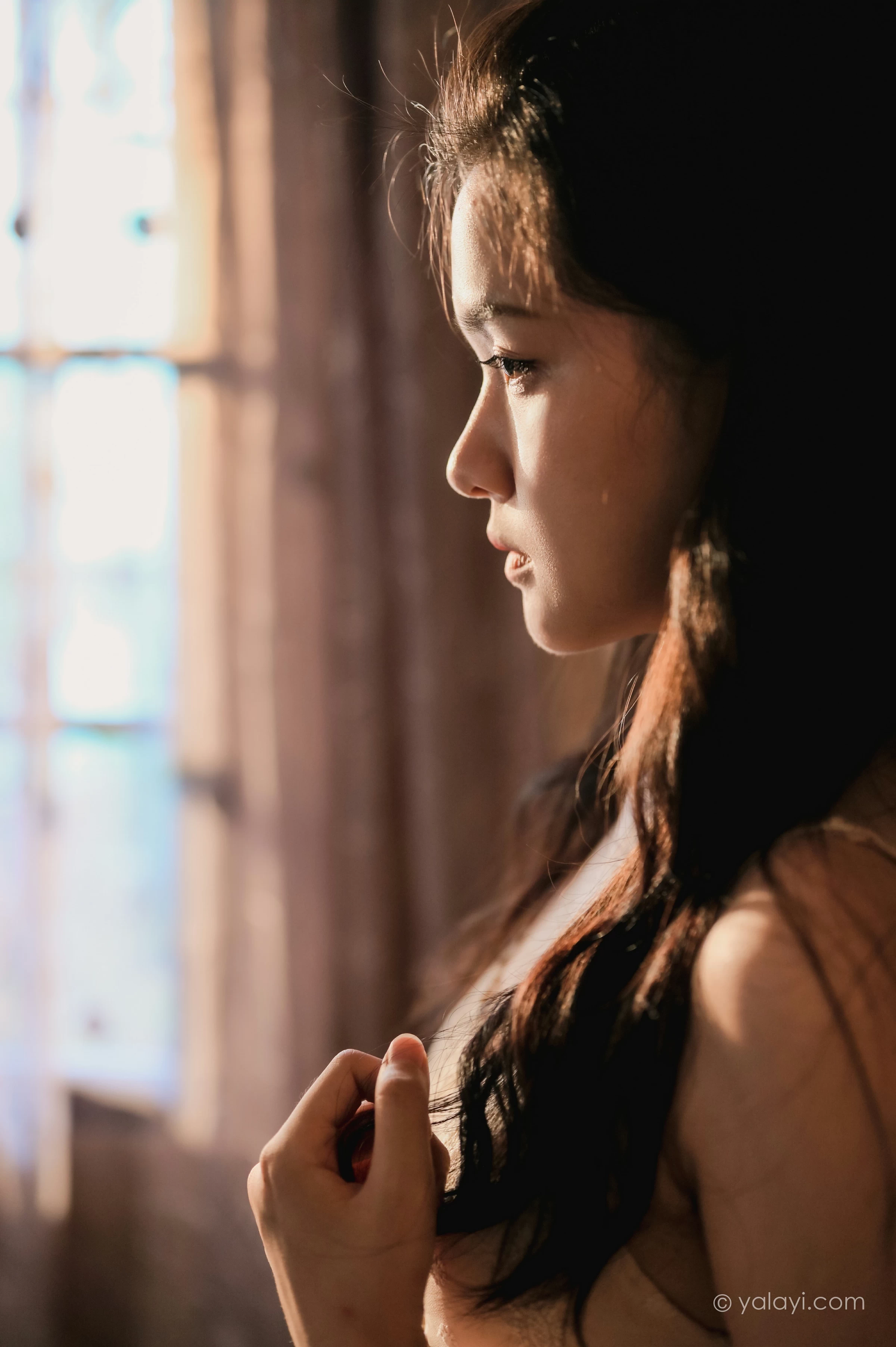 [YALAYI雅拉伊]NO.688 《盼》 方岚 白色吊带蕾丝连衣裙居家私房写真集第14张