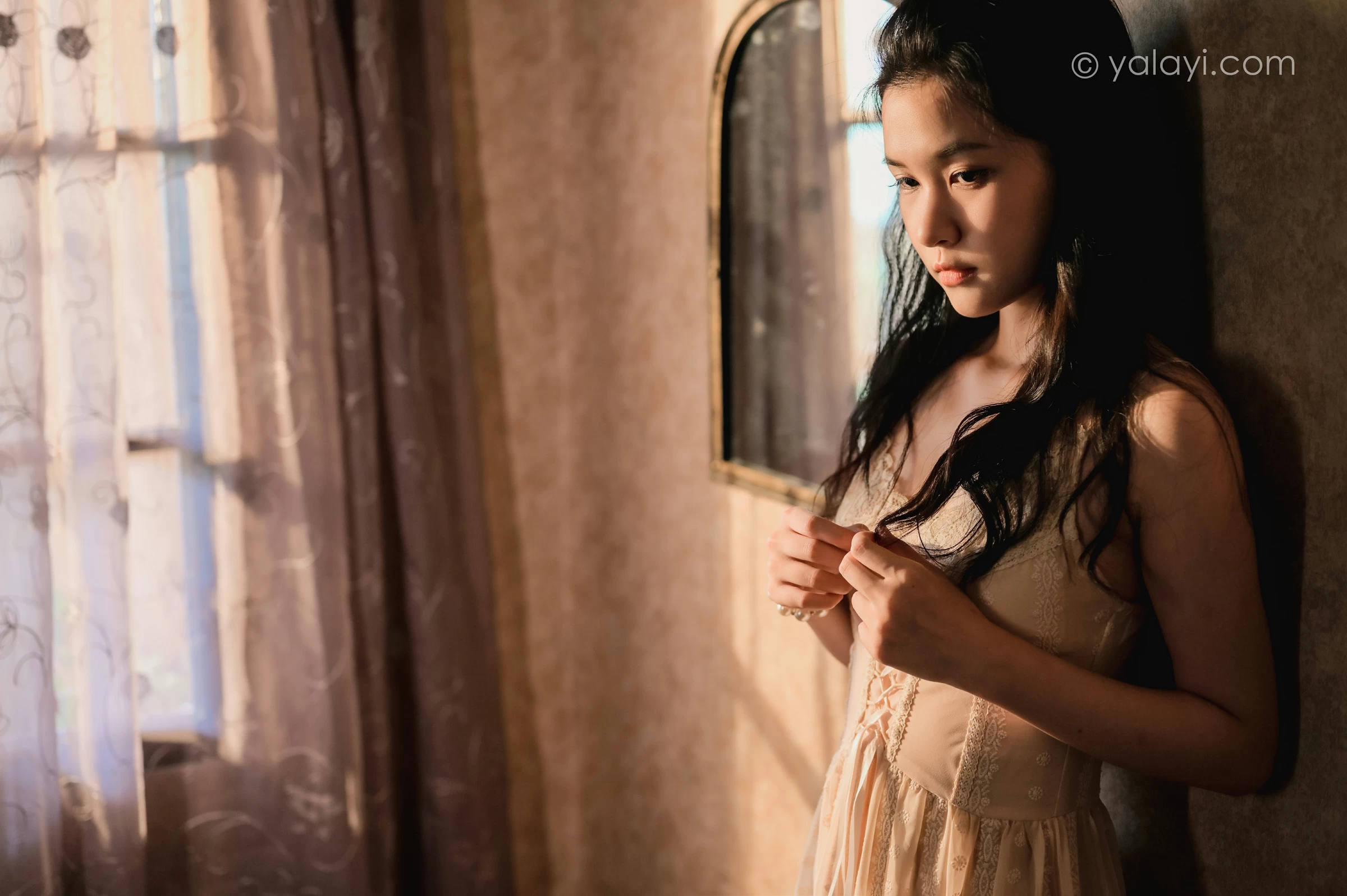 [YALAYI雅拉伊]NO.688 《盼》 方岚 白色吊带蕾丝连衣裙居家私房写真集第15张