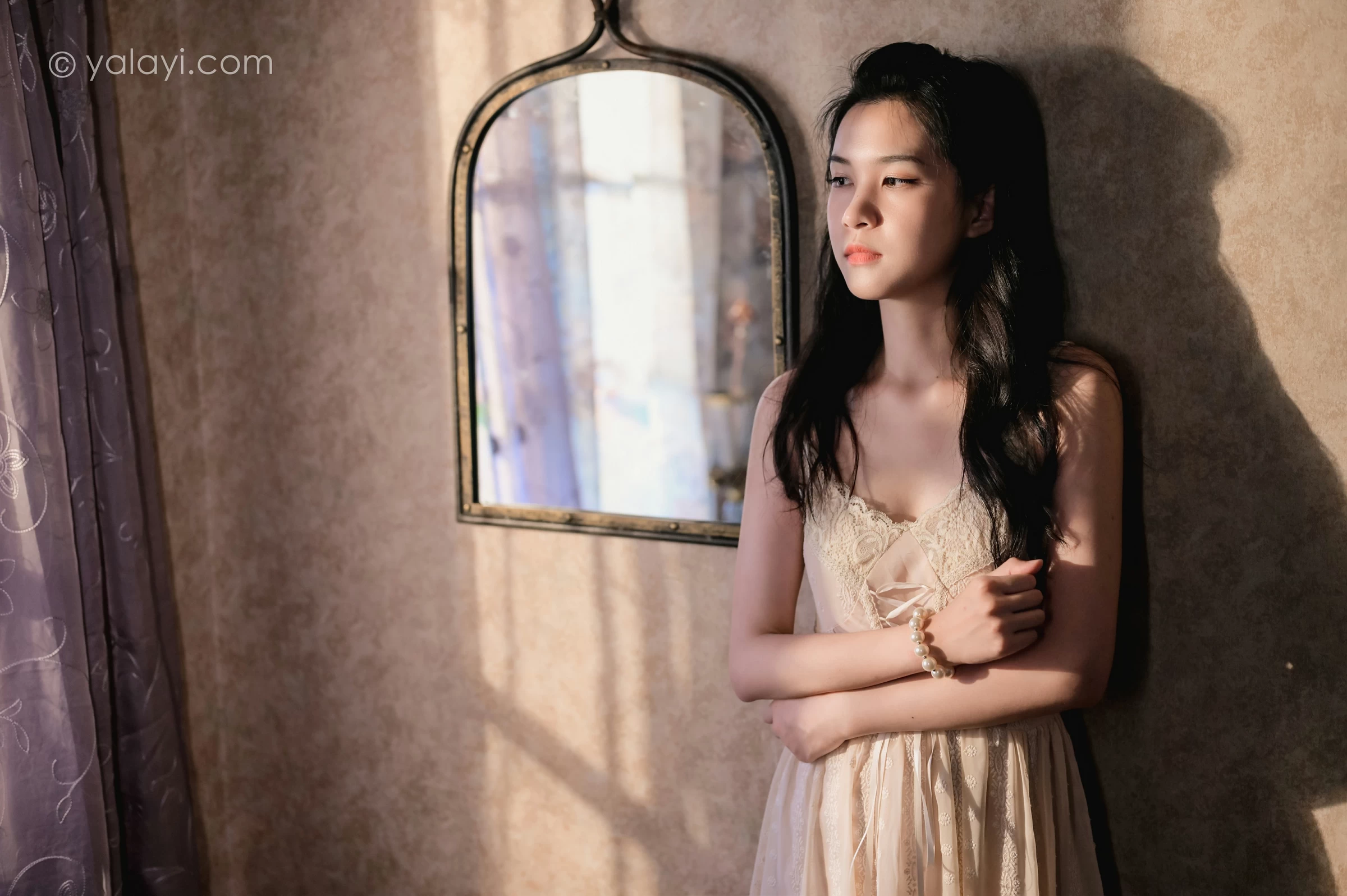 [YALAYI雅拉伊]NO.688 《盼》 方岚 白色吊带蕾丝连衣裙居家私房写真集第15张