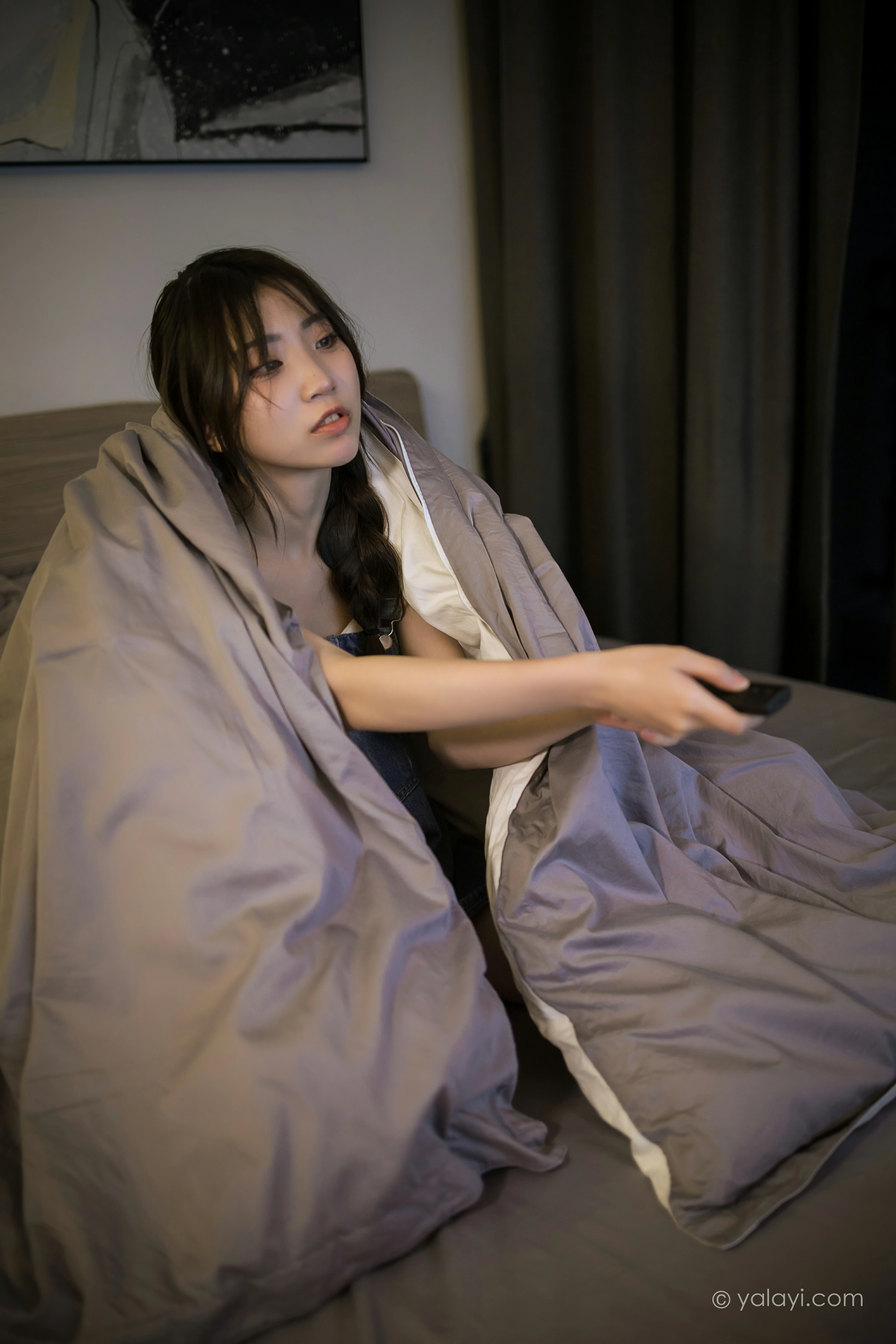 [YALAYI雅拉伊]NO.809 宅家日记 小乔 背带牛仔短裙加白色性感小背心私房写真集第14张