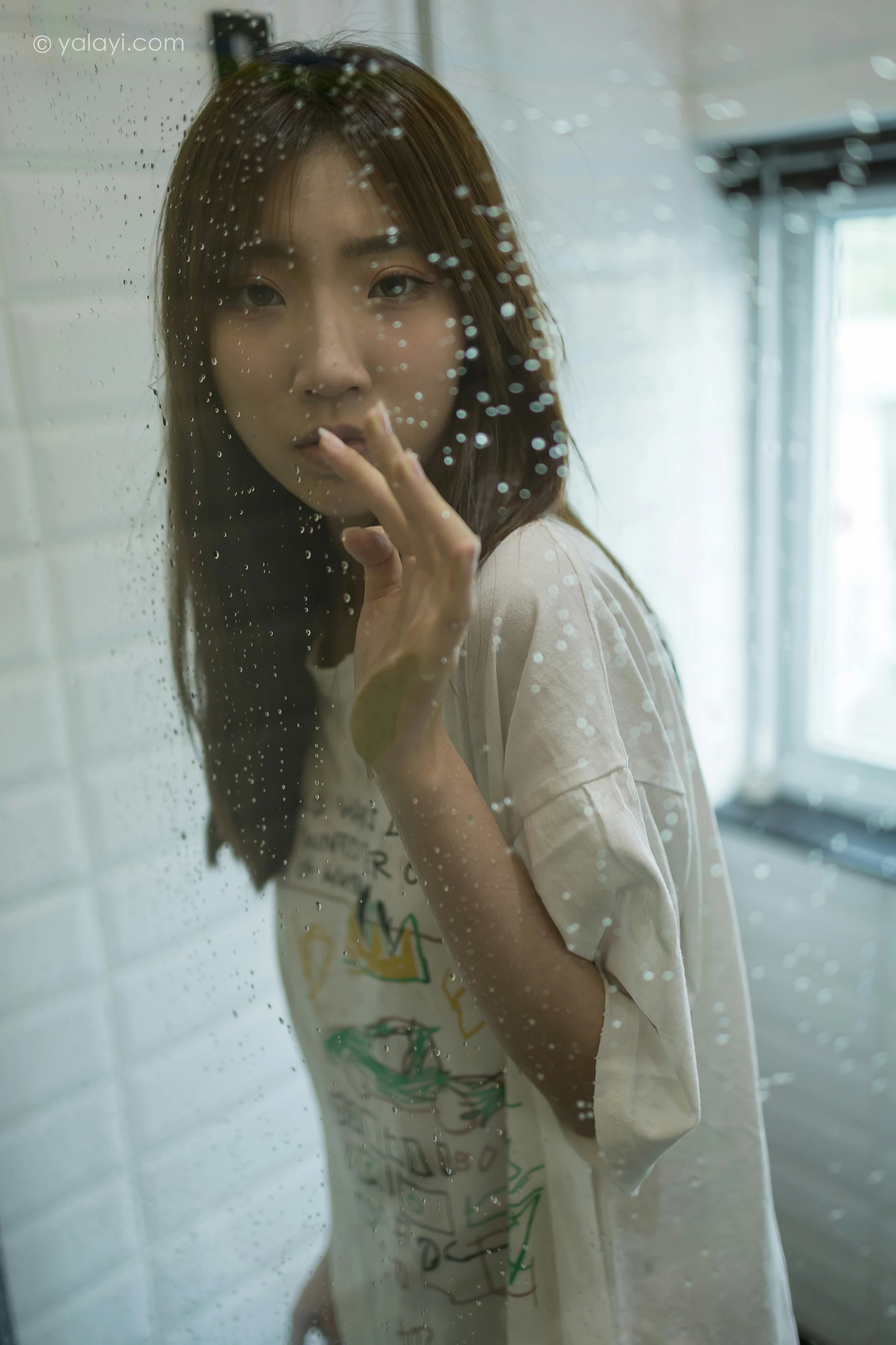 [YALAYI雅拉伊]NO.693 《好心分手》 小乔 白色连身短袖居家私房写真集第6张