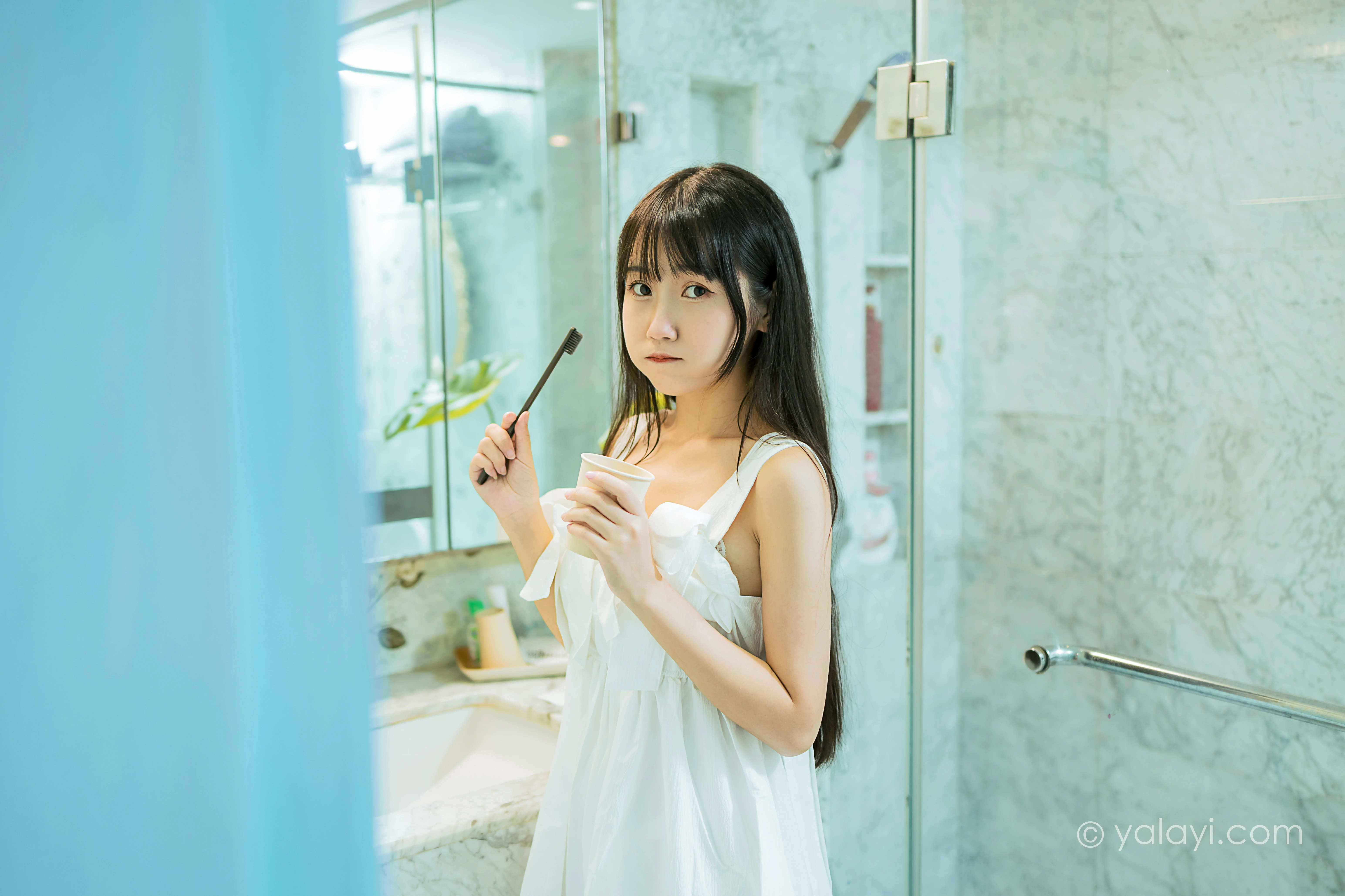 [YALAYI雅拉伊]NO.857 谁的杰作 弈思 白色吊带连衣裙居家性感写真集第7张