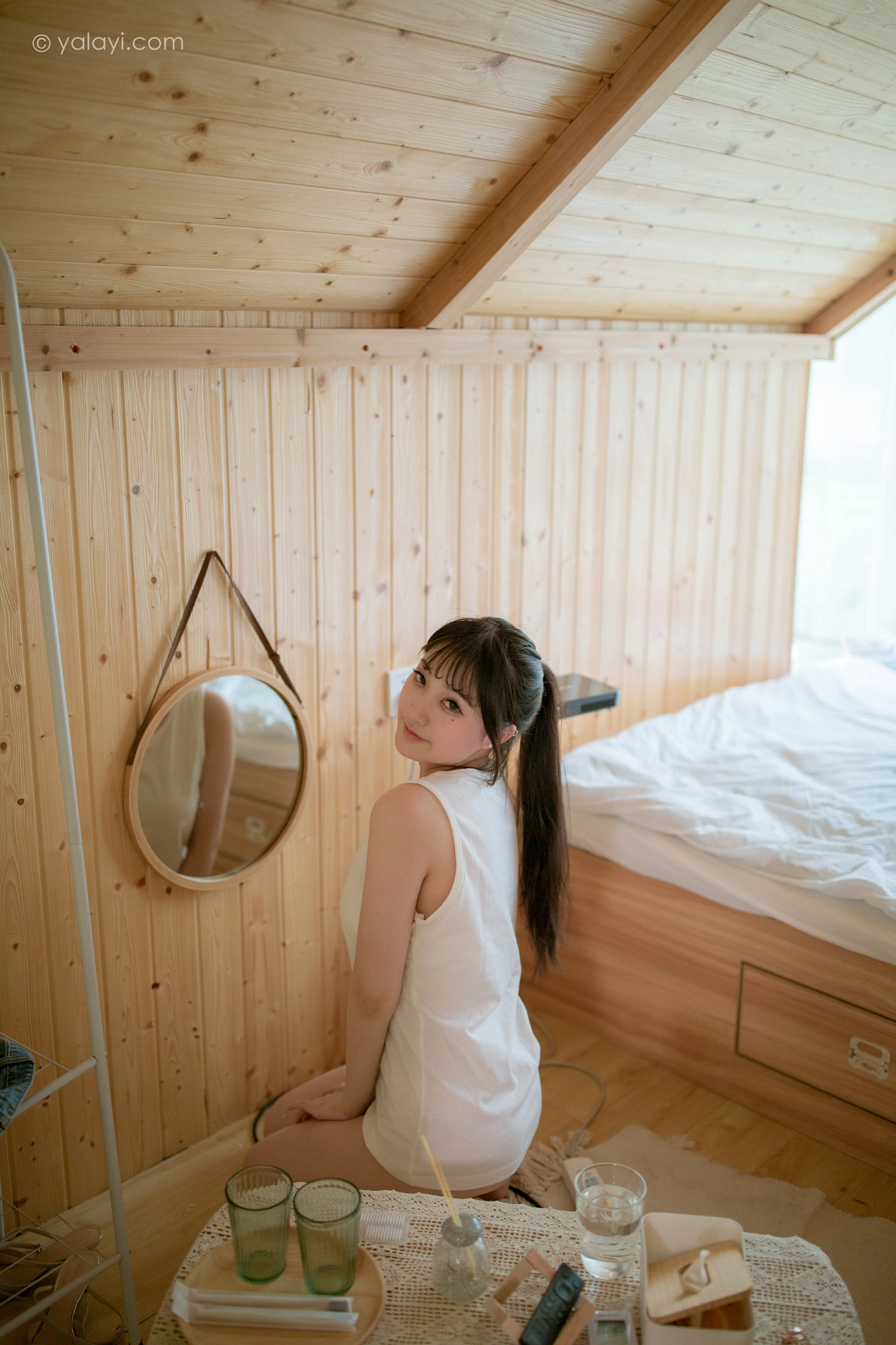 [YALAYI雅拉伊]NO.694 《木屋时光》 瓶儿 白色连身背心性感私房写真集第1张