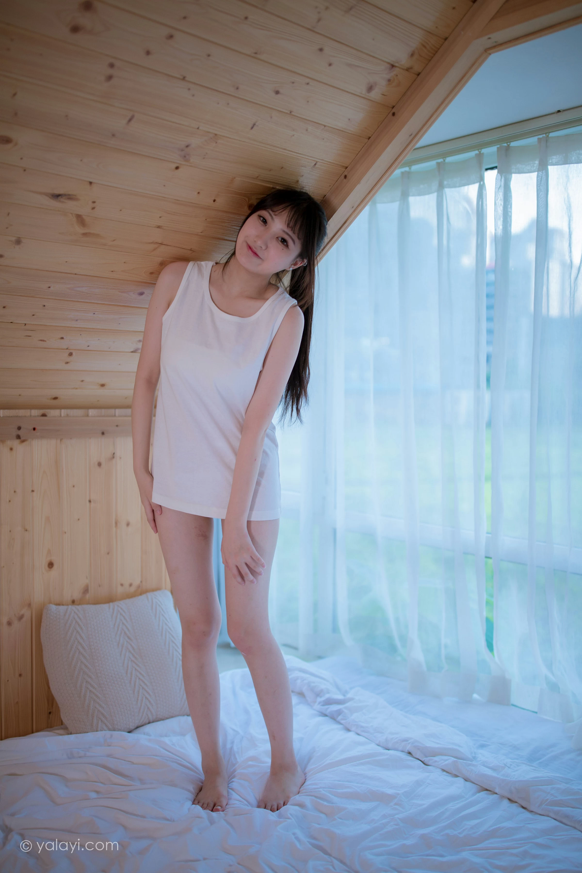 [YALAYI雅拉伊]NO.694 《木屋时光》 瓶儿 白色连身背心性感私房写真集第9张