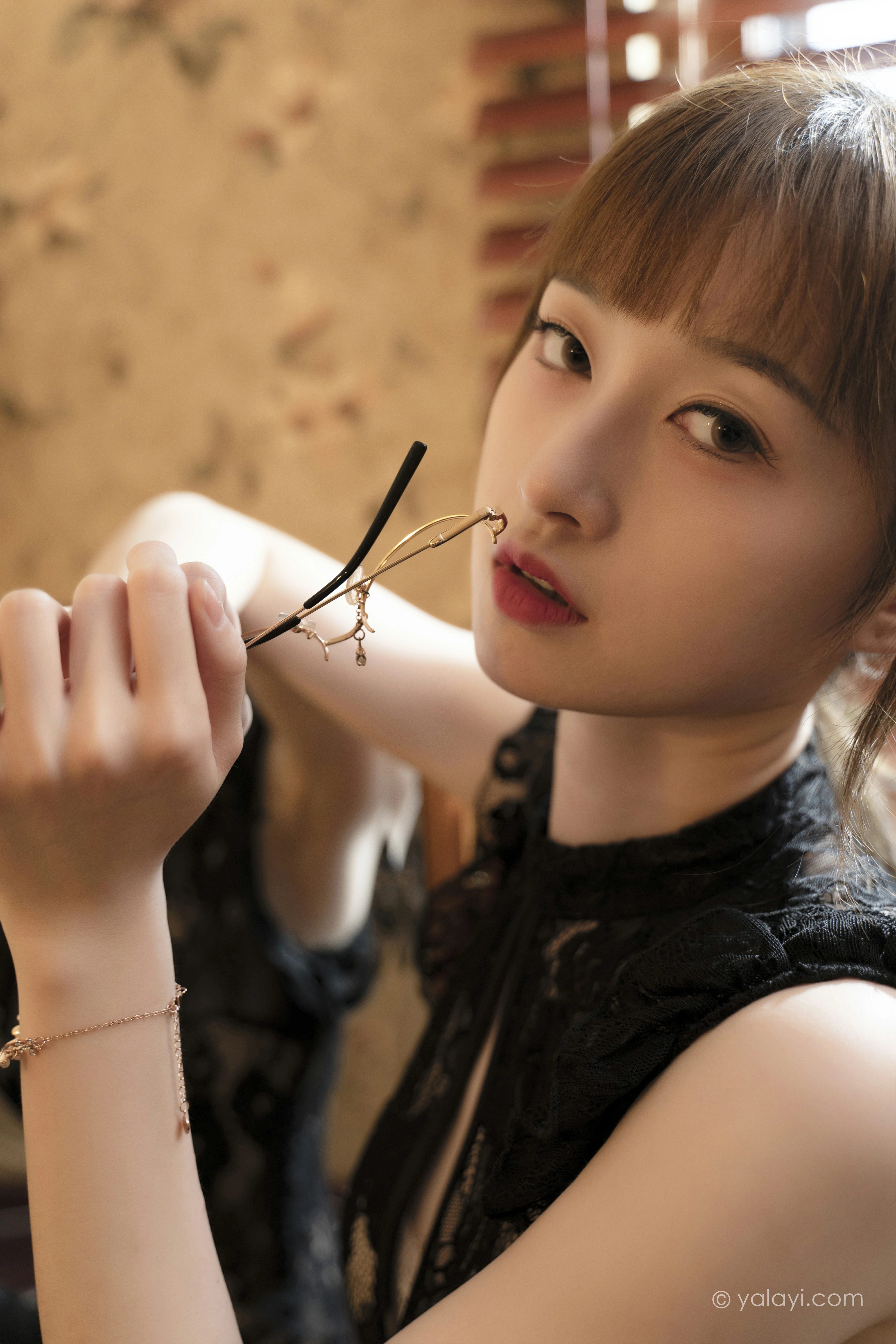 [YALAYI雅拉伊]NO.860 黑色水滴 京京 黑色外套加黑色透视蕾丝旗袍性感写真集第3张