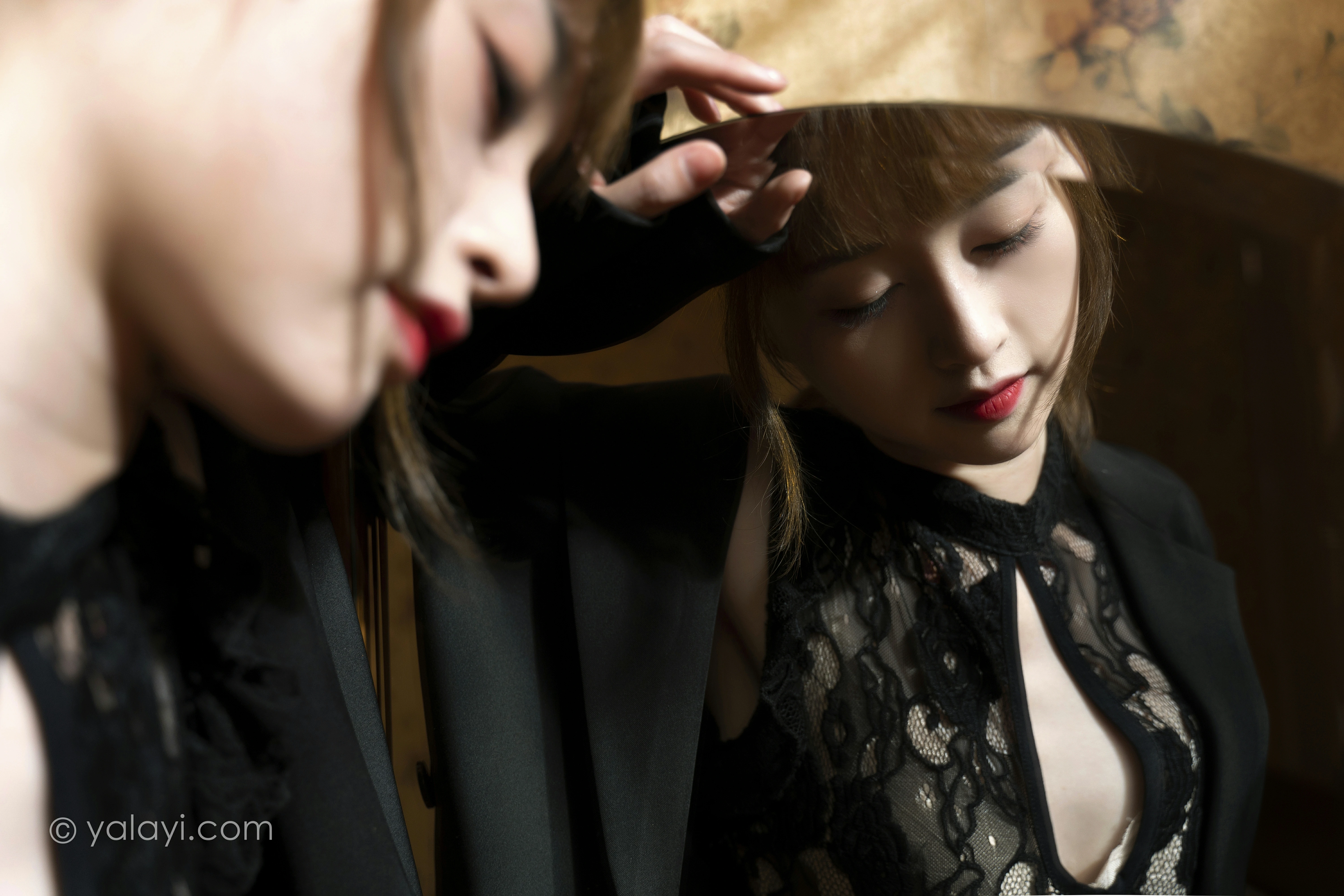 [YALAYI雅拉伊]NO.860 黑色水滴 京京 黑色外套加黑色透视蕾丝旗袍性感写真集第4张