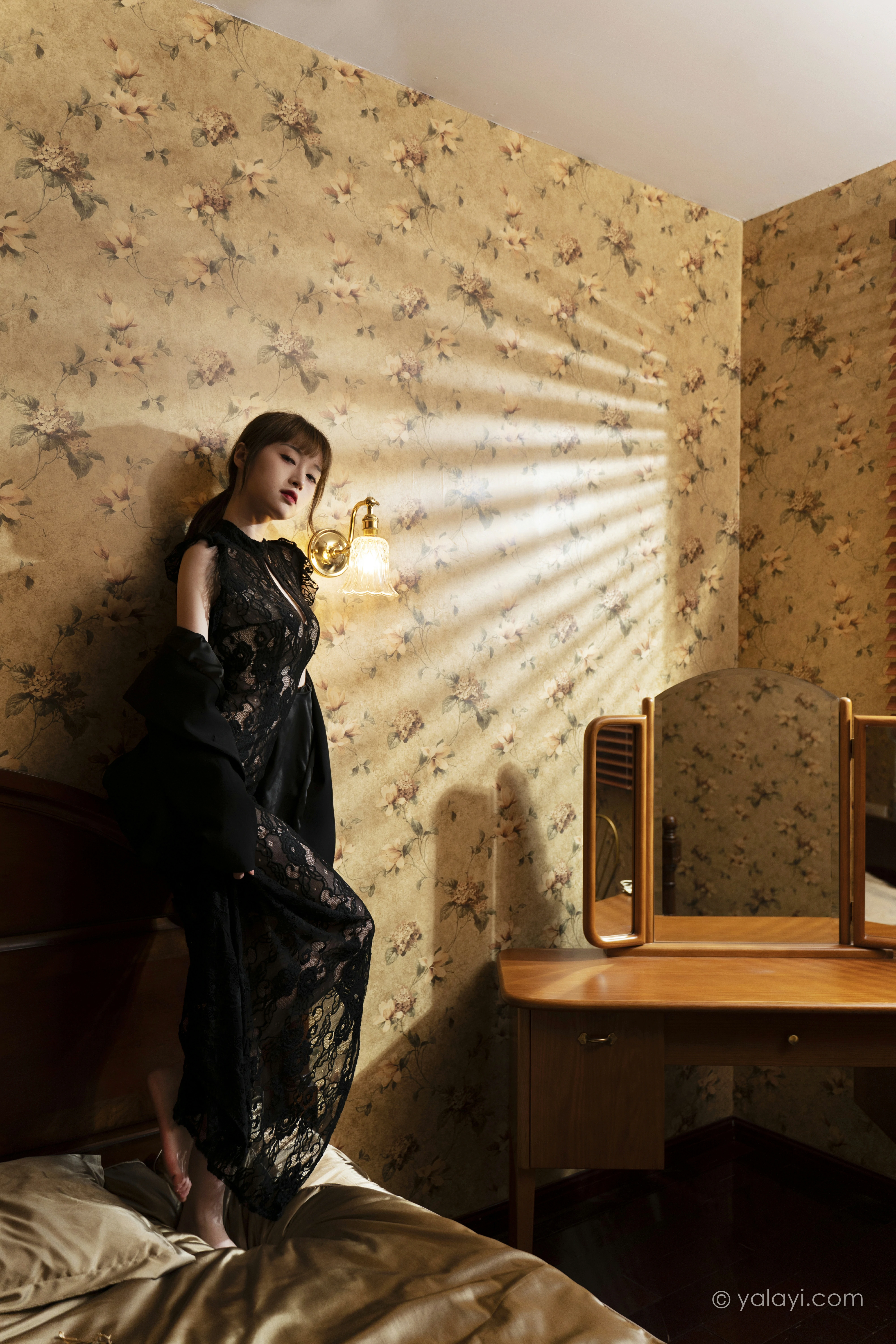 [YALAYI雅拉伊]NO.860 黑色水滴 京京 黑色外套加黑色透视蕾丝旗袍性感写真集第8张