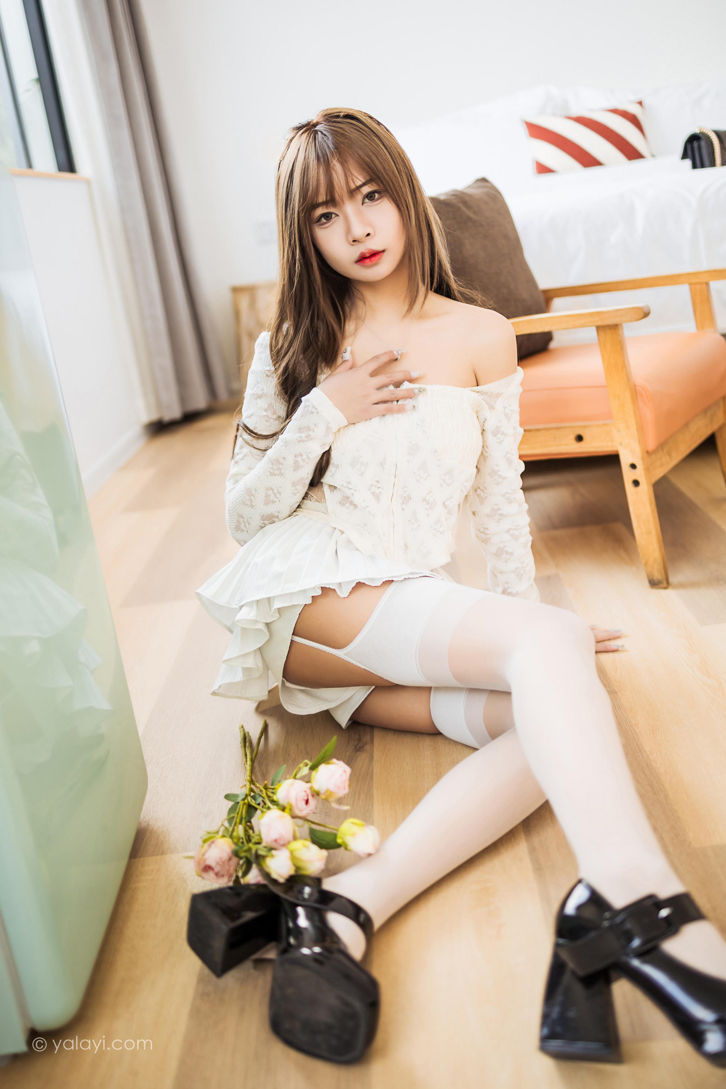 [YALAYI雅拉伊]2022.06.09 某一天 阿禾 白色透视蕾丝上衣与短裙加白色丝袜美腿清纯写真集第6张
