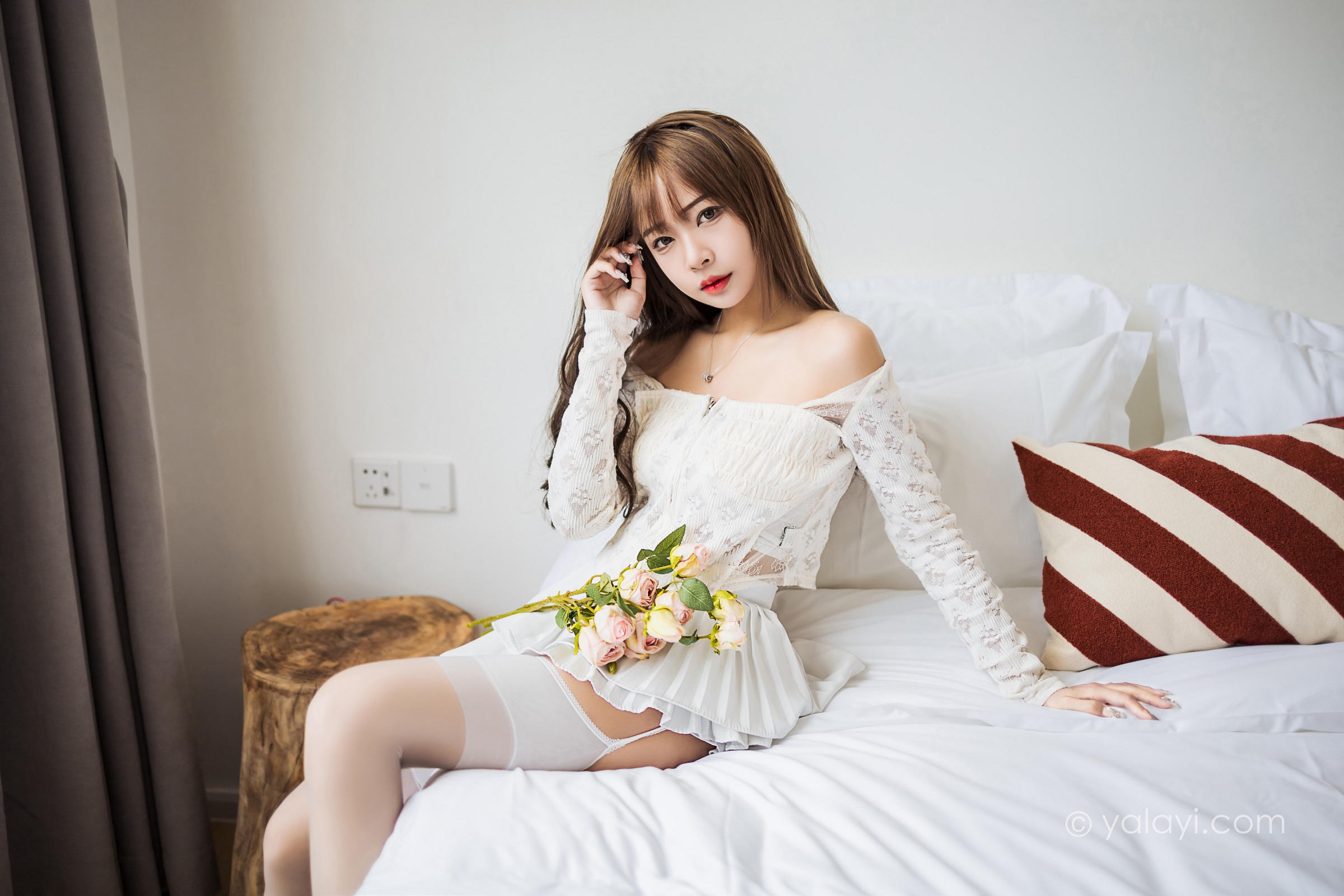 [YALAYI雅拉伊]2022.06.09 某一天 阿禾 白色透视蕾丝上衣与短裙加白色丝袜美腿清纯写真集第10张